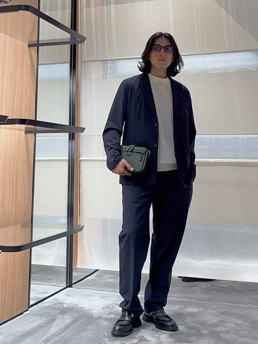 ホワイト系のTシャツ/カットソー、ブルー系のテーラードジャケット、グリーン系のショルダーバッグを着用したメンズの秋コーディネートの1枚目の写真