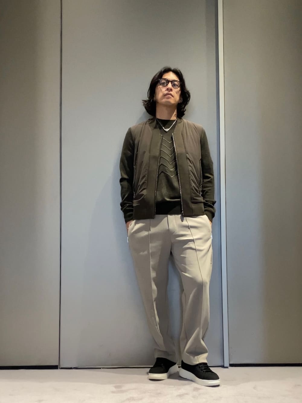 「ベスト、ジレ、ジャージーパンツ、ニット、秋、シンプル、大人カジュアル、スニーカー、休日スタイル、カジュアル、ロゴT、セーター」｜「💬EMPORIO ARMANI表参道店・公式LINEはこちらのアイテム（その他、その他）」を使った、SANNANDESUさん（メンズ・179cm）の夏コーディネートの1枚目の写真