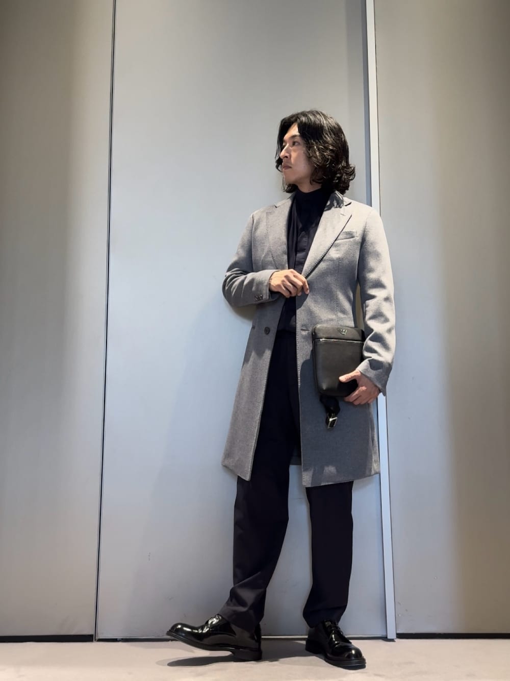 エンポリオアルマーニ グレー ニット チェスターコート EMPORIO ARMANIのチェスターコートを使った人気ファッション