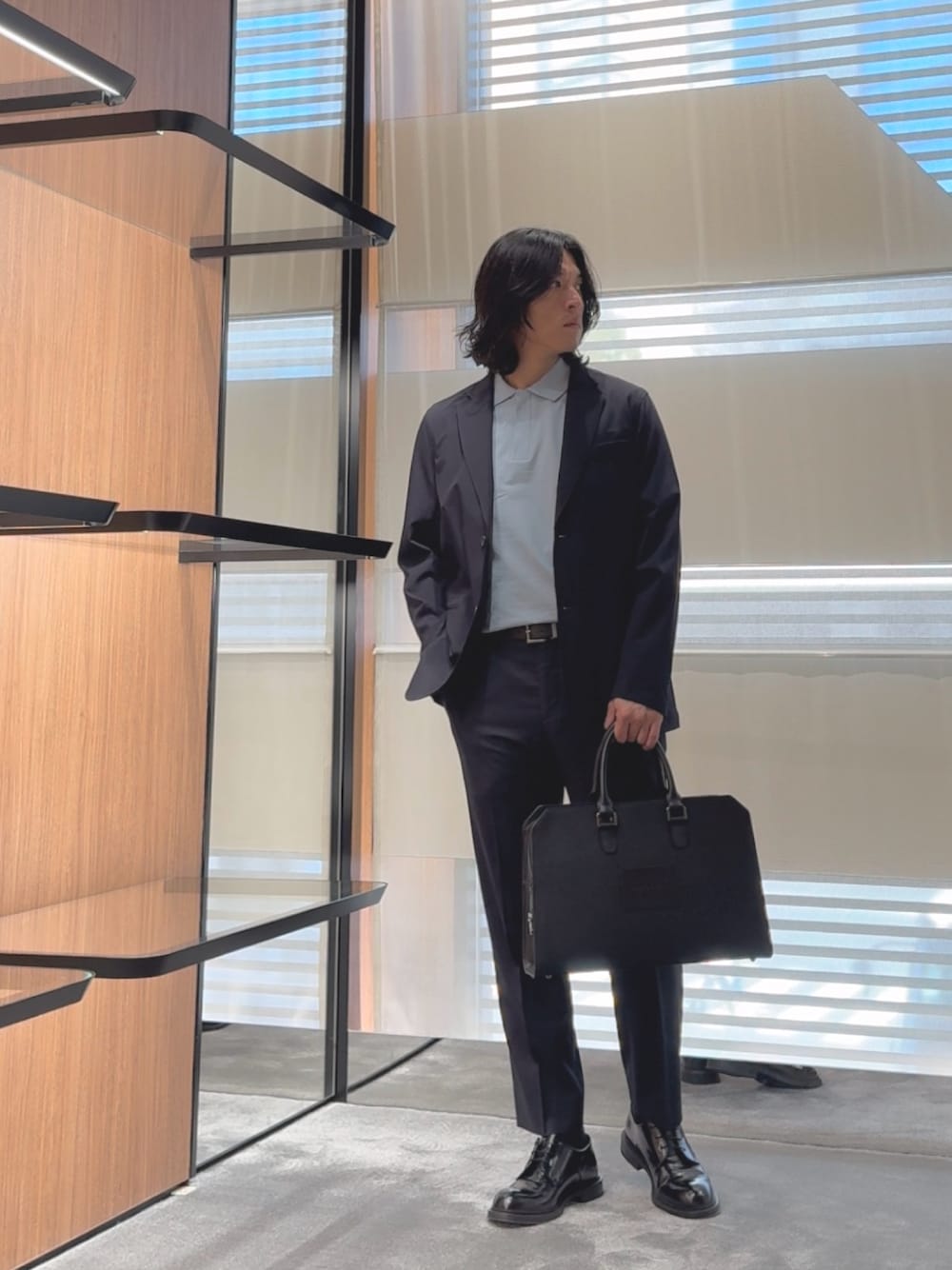 「ジャケット、ジャケットスタイル、ジャケットコーデ、ビジネス、ビジネススタイル、ビジネスカジュアル、ビジネスバッグ、スラックス、ポロシャツ、ベルト、スーツスタイル、春夏コーデ、ネイビー、シンプル、シンプルコーデ」｜「EMPORIO ARMANIの【エンポリオ アルマーニ】Travel Essentials ポロシャツ ピケ（ポロシャツ、ブルー系）」を使った、SANNANDESUさん（メンズ・178cm）の春コーディネートの1枚目の写真