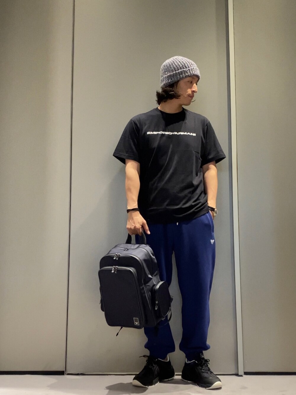 「スウエットパンツ、スポーツミックス、ラフ、休日コーデ、オトナカジュアル、バッグパック、ニツトキャプ、ビーニー、Tシャツ、ロゴT、オーバーサイズ」｜「💬EMPORIO ARMANI表参道店・公式LINEはこちらのアイテム（その他、その他）」を使った、SANNANDESUさん（メンズ・179cm）の秋コーディネートの1枚目の写真