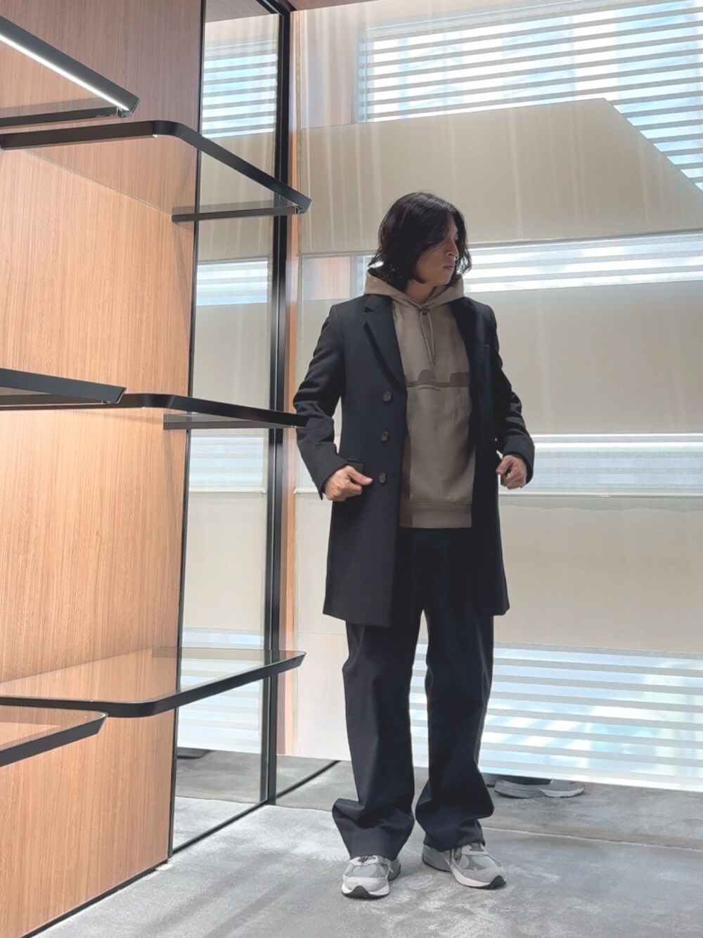 「真冬のあったかスタイル、休日コーデ、大人カジュアル、シンプルコーデ、メンズファッション、お出かけコーデ、きれいめカジュアル、コート、冬アウター、リラックススタイル、シンプル、シンプルスタイル、大人コーデ、パーカー、パーカーコーデ」｜「EMPORIO ARMANIの【エンポリオ アルマーニ】フード付きスウェットシャツ ダブルジャージー イーグルシェイプ フロックプリント（スウェット、ベージュ系）」を使った、SANNANDESUさん（メンズ・178cm）の冬コーディネートの1枚目の写真