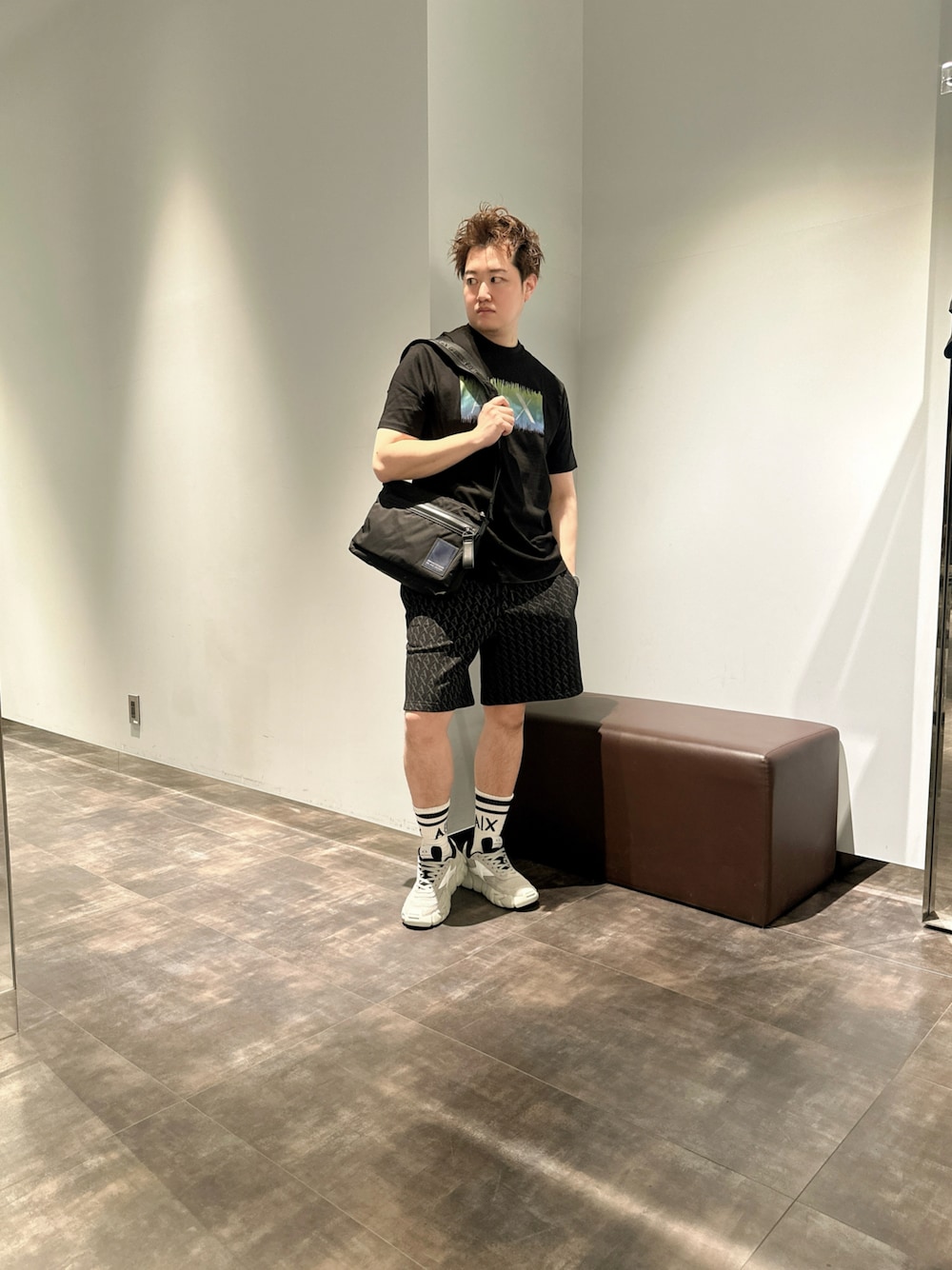 「AXchanger、AXchange、春服、大人コーデ、お出かけコーデ、お洒落さんとつながりたい、ショルダーバッグ、メンズファッション、きれいめカジュアル、Tシャツ、ブラック、スニーカー、スニーカーコーデ、スニーカー×靴下、いいね、save、フォローお願いします🤑」｜「ARMANI EXCHANGEの【A|X アルマーニ エクスチェンジ】＜オンライン限定＞AXロゴ　半袖クルーネックTシャツ/REGULAR（Tシャツ/カットソー、ブラック系）」を使った、E.YASUさん（メンズ・175cm）の春コーディネートの1枚目の写真