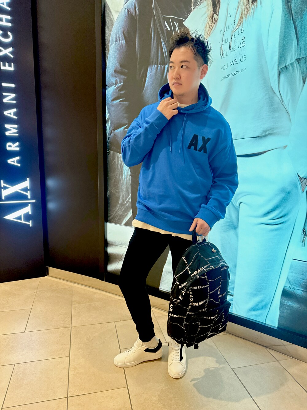 「AXchanger、AXchange、アルマーニエクスチェンジ、armaniexchange、カジュアル、休日コーデ、メンズファッション、おしゃれさんと繋がりたい、オトナカジュアル、スニーカー、オーバーサイズ、ブルーコーデ、パーカー、ユニセックス、いいね、save、フォローお願いします🤑」｜「ARMANI EXCHANGEの【A|X アルマーニ エクスチェンジ】AXロゴ スウェットフーデッドプルオーバー (UNISEX CAPSULE)（スウェット、ブルー系）」を使った、E.YASUさん（メンズ・175cm）の冬コーディネートの1枚目の写真