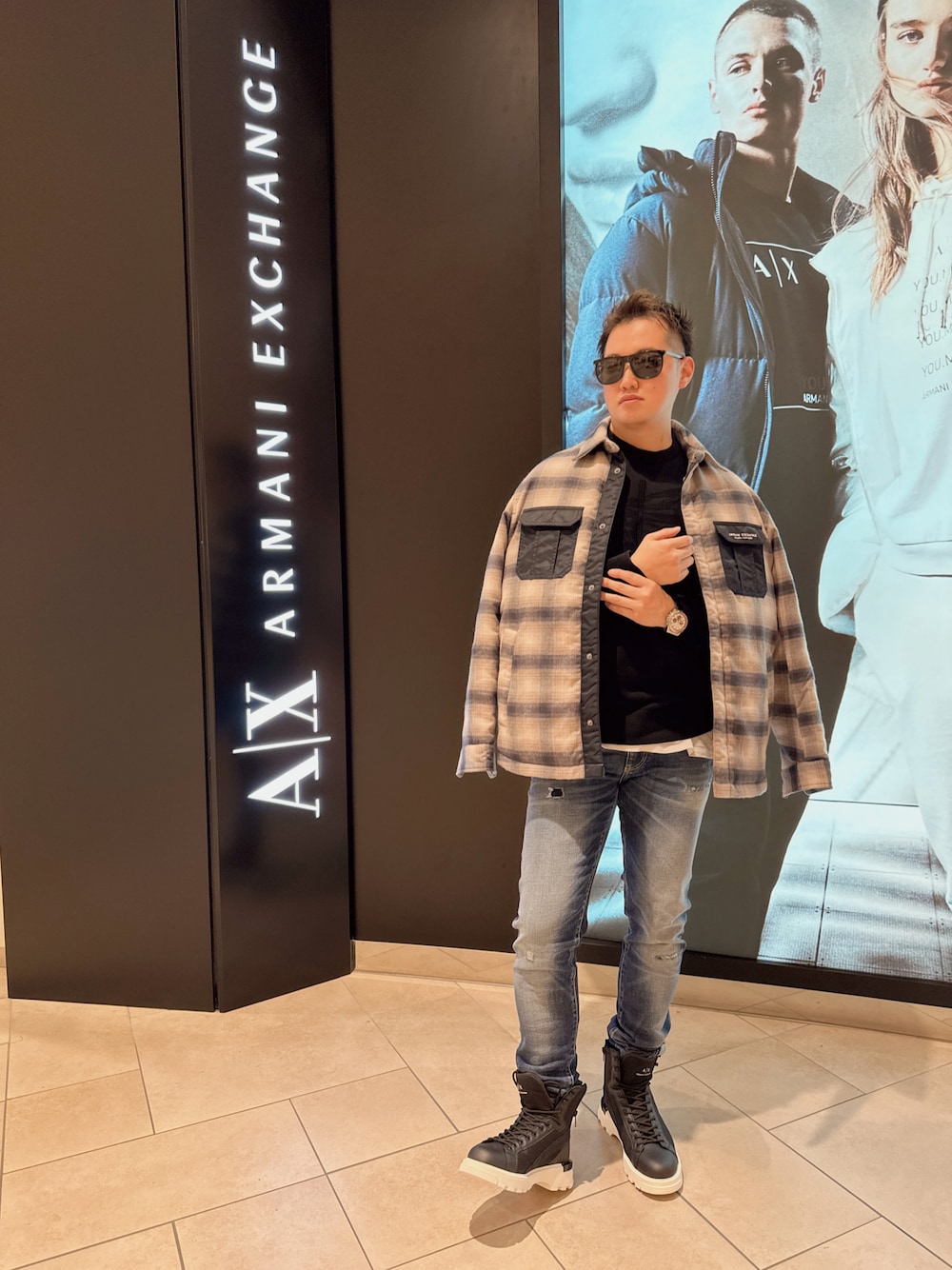 「AXchanger、AXchange、アルマーニエクスチェンジ、休日コーデ、秋のコーデ、お洒落さんとつながりたい、シンプルスタイル、メンズファッション、ストリートコーデ、ブーツ、ストリート、チェック、サングラス、クリスマスに着たい服、ニット」｜「ARMANI EXCHANGEの【A|X アルマーニ エクスチェンジ】チェックデザイン　シャツジャケット（その他アウター、ホワイト系）」を使った、E.YASUさん（メンズ・175cm）の秋コーディネートの1枚目の写真