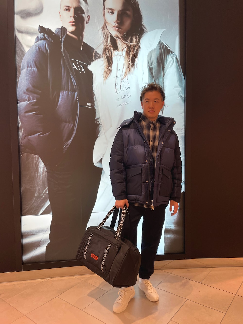 「AXchanger、AXchange、armaniexchange、アルマーニエクスチェンジ、大人コーデ、お洒落さんとつながりたい、メンズコーデ、ストリートコーデ、大人カジュアル、レイヤードスタイル、いいね、save、フォローお願いします🤑、スニーカーコーデ、白スニーカー、ワントーンコーデ、ダウンジャケット」｜「ARMANI EXCHANGEの【A|X アルマーニ エクスチェンジ】カラーブロック　パファージャケット（ダウンジャケット/コート、ブルー系）」を使った、E.YASUさん（メンズ・175cm）の秋コーディネートの1枚目の写真