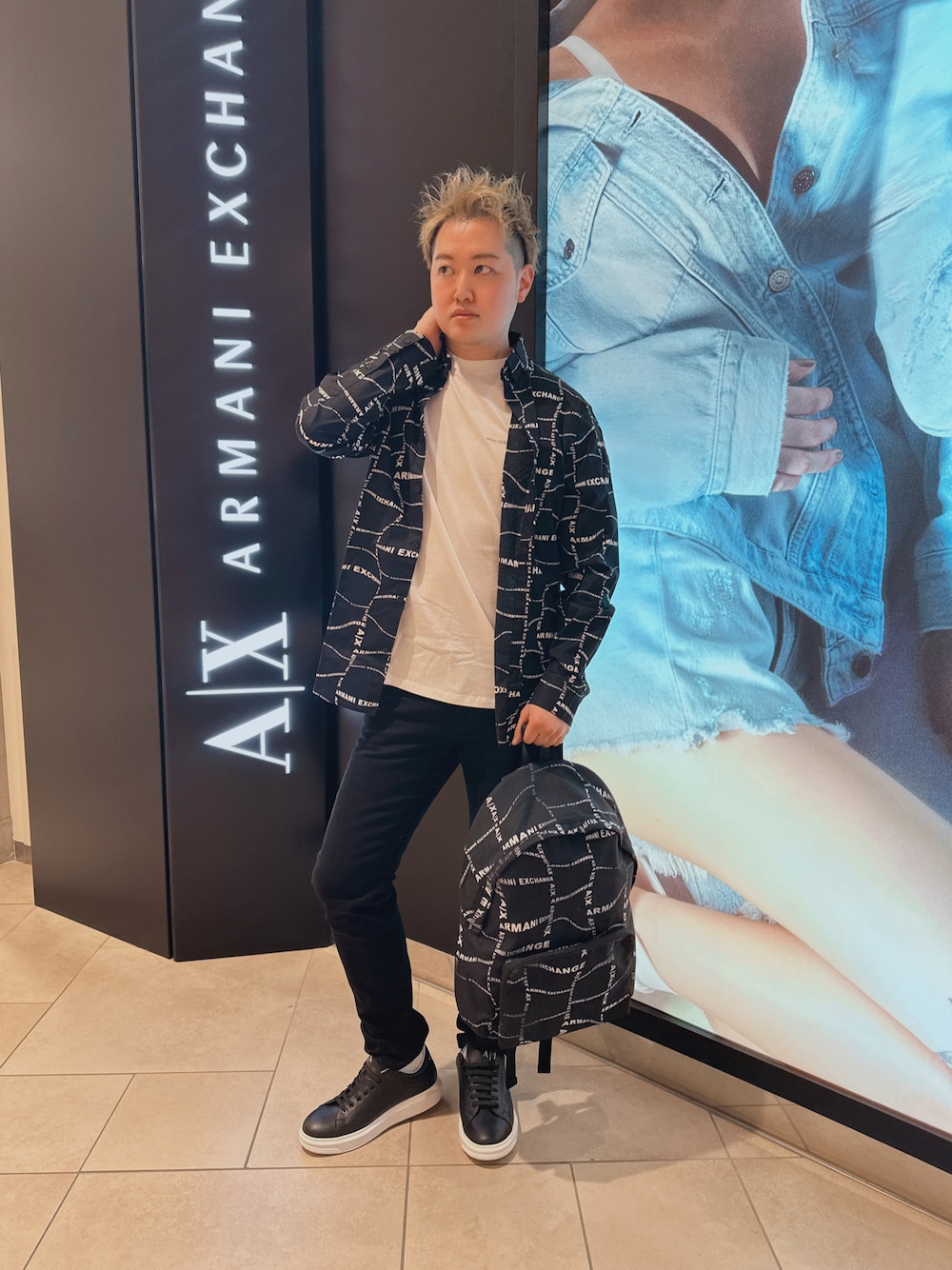 「AXchanger、AXchange、armaniexchange、オトナカジュアル、春コーデ、シンプルスタイル、きれいめカジュアル、今日のコーデ、モノトーンコーデ、オーバーサイズ、ビッグシルエット、ファッション好きと繋がりたい、ワントーンコーデ、いいね、save、フォローお願いします🤑、金髪」｜「ARMANI EXCHANGEの【A|X アルマーニ エクスチェンジ】グラフィックロゴプリント　長袖シャツ/SLIM（シャツ/ブラウス、ブラック系）」を使った、E.YASUさん（メンズ・175cm）の冬コーディネートの1枚目の写真