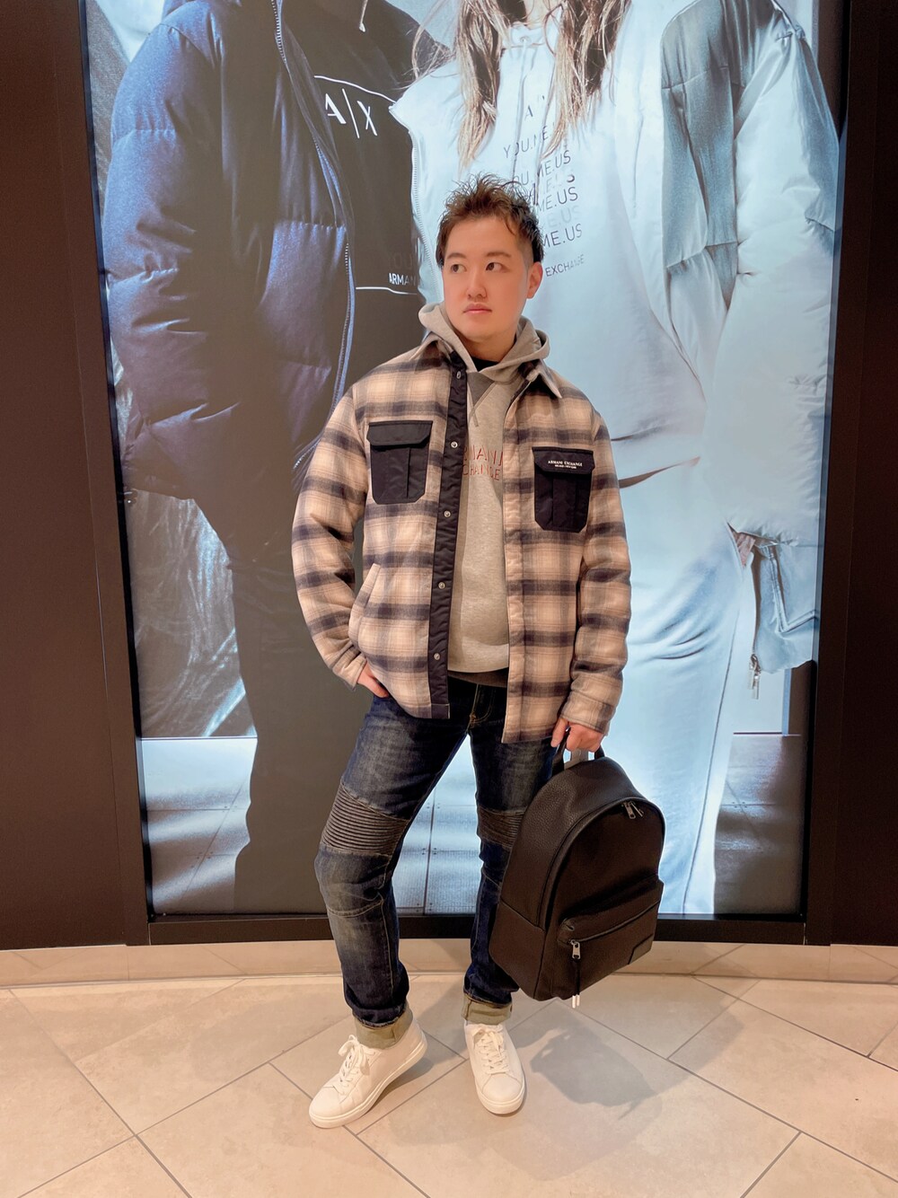 「AXchanger、armaniexchange、ARMANIEXCHANGE、未来のWEARISTAプロジェクト、秋冬コーデ、お洒落さんとつながりたい、大人コーデ、スニーカーコーデ、大人カジュアル、デニムパンツ、ストリート、白スニーカー、チェック、パーカー」｜「ARMANI EXCHANGEの【A|X アルマーニ エクスチェンジ】チェックデザイン　シャツジャケット（その他アウター、ホワイト系）」を使った、E.YASUさん（メンズ・175cm）の秋コーディネートの1枚目の写真