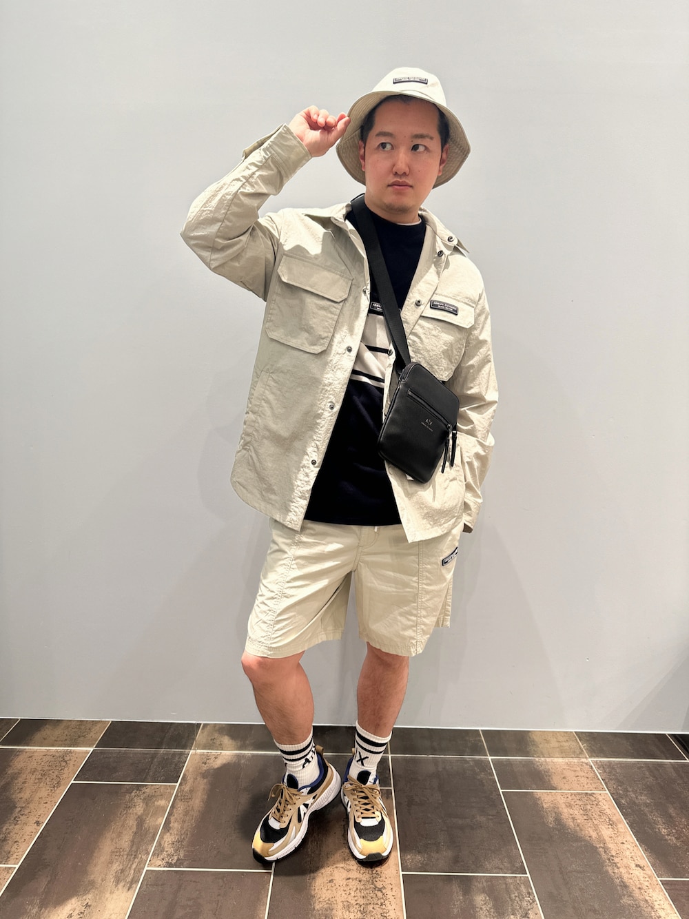 「AXchanger、AXchange、シンプル、休日スタイル、おしゃれさんと繋がりたい、オトナカジュアル、今日のコーデ、メンズコーデ、レイヤードスタイル、カジュアルコーデ、夏コーデ、ベージュ、ootd、いいね、save、フォローお願いします🤑、サコッシュ」｜「ARMANI EXCHANGEの【A|X アルマーニ エクスチェンジ】ロゴ　バケットハット（ハット、ホワイト系）」を使った、E.YASUさん（メンズ・175cm）の春コーディネートの1枚目の写真