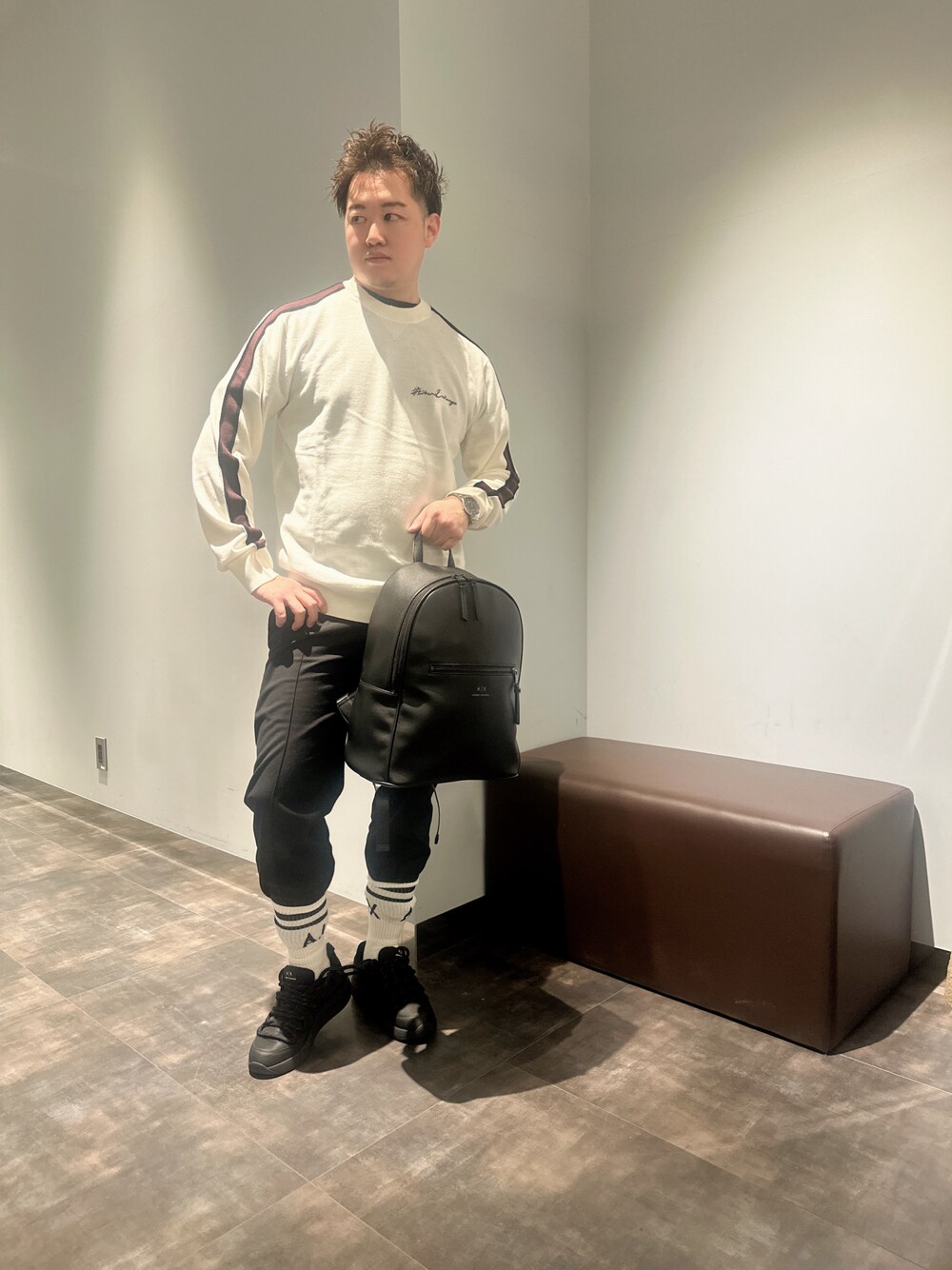 「AXchanger、AXchange、ファッションを楽しもう、シンプルスタイル、秋冬コーデ、大人コーデ、服好きな人と繋がりたい、モノトーンコーデ、キレイめ、いいね、save、フォローお願いします🤑、韓国ファッション、ニット、ホワイト、ソックス、バックパック」｜「ARMANI EXCHANGEの【A|X アルマーニ エクスチェンジ】コントラストテープ　ニットプルオーバー（ニット/セーター、ホワイト系）」を使った、E.YASUさん（メンズ・175cm）の秋コーディネートの1枚目の写真
