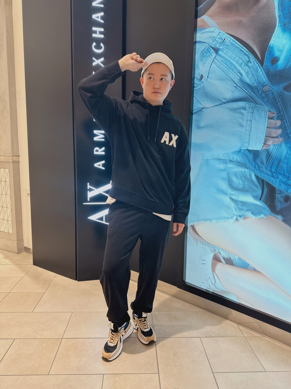 「AXchanger、AXchange、カジュアル、お洒落さんとつながりたい、オトナカジュアル、大人コーデ、ビッグシルエット、休日スタイル、ゆるコーデ、黒、ストリートMIX、オールブラック、ブラック、キャップ、セットアップ」｜「ARMANI EXCHANGEの【A|X アルマーニ エクスチェンジ】AXロゴ フード付きスウェットパーカー (UNISEX CAPSULE)（スウェット、ホワイト系）」を使った、E.YASUさん（メンズ・175cm）の冬コーディネートの1枚目の写真