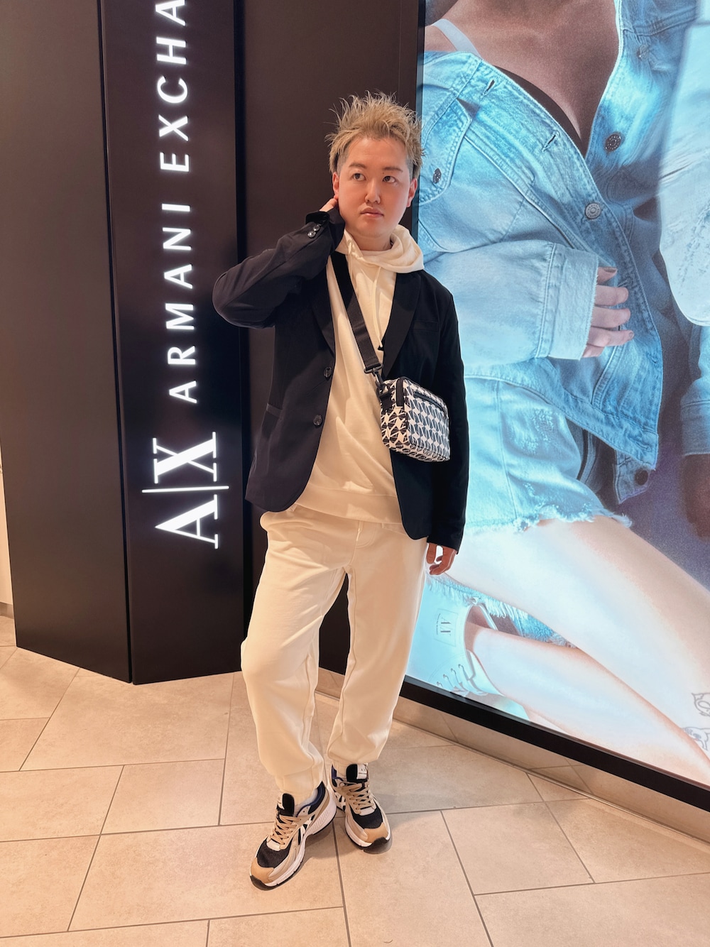 「AXchanger、AXchange、カジュアル、お洒落さんとつながりたい、春コーデ、大人コーデ、休日スタイル、オトナカジュアル、黒、ストリートMIX、オーバーサイズ、モノトーンコーデ、テーラードジャケット、いいね、save、フォローお願いします🤑、金髪」｜「ARMANI EXCHANGEの【A|X アルマーニ エクスチェンジ】モックネック付きテーラードジャケット（テーラードジャケット、ブラック系）」を使った、E.YASUさん（メンズ・175cm）の冬コーディネートの1枚目の写真