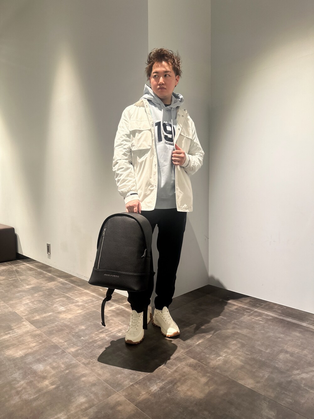 「AXchanger、AXchange、メンズファッション、プチプラ、ファッションを楽しもう、ゆるコーデ、リラックススタイル、レイヤードスタイル、パーカー、スニーカーコーデ、スニーカー、バックパック、いいね、save、フォローお願いします🤑、カジュアルコーデ、シンプルスタイル」｜「ARMANI EXCHANGEの【A|X アルマーニ エクスチェンジ】ナイロンシャツブルゾン（ブルゾン、ホワイト系）」を使った、E.YASUさん（メンズ・175cm）の冬コーディネートの1枚目の写真
