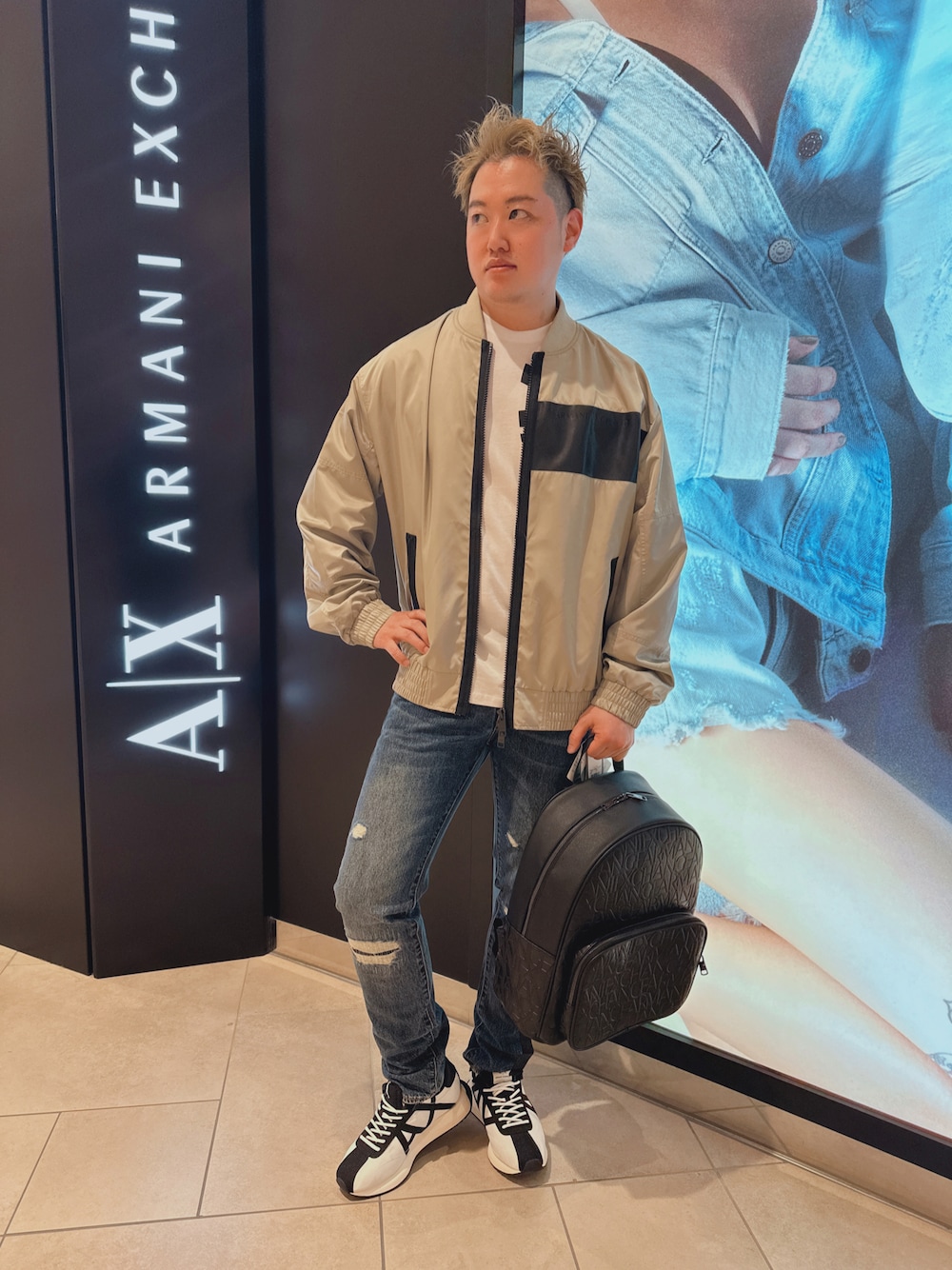 「armaniexchange、AXchanger、AXchange、春コーデ、休日コーデ、オーバーサイズ、ビッグシルエット、今日のコーデ、スニーカーコーデ、お洒落さんとつながりたい、私の推しブランド、シンプル、金髪、サンドベージュ、いいね、save、フォローお願いします🤑」｜「ARMANI EXCHANGEの【A|X アルマーニ エクスチェンジ】エンボスロゴ　ボンバージャケット（ブルゾン、グレー系）」を使った、E.YASUさん（メンズ・175cm）の冬コーディネートの1枚目の写真