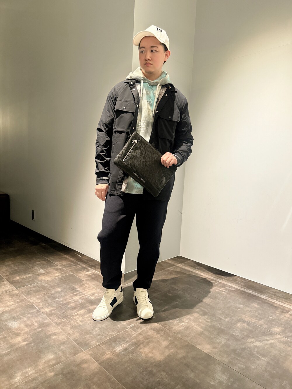 「冬を彩る色いろコーデ、オトナカジュアル、大人カジュアル、ワイドパンツ、レイヤードスタイル、きれいめカジュアル、キャップ、スニーカー、デニム、おしゃれさんと繋がりたい、いいね、save、フォローお願いします🤑、パーカー、スエット、AXchanger、AXchange」｜「ARMANI EXCHANGEの【A|X アルマーニ エクスチェンジ】カモフラージュ×AXロゴ　フーデッドスウェットパーカー（スウェット、ブルー系）」を使った、E.YASUさん（メンズ・175cm）の冬コーディネートの1枚目の写真