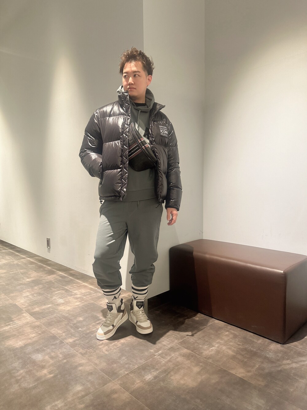 「AXchanger、AXchange、ファッションを楽しもう、シンプルスタイル、大人コーデ、秋冬コーデ、服好きな人と繋がりたい、冬アウター、ダウンジャケット、いいね、save、フォローお願いします🤑、スニーカーコーデ、韓国ファッション、おしゃれさんと繋がりたい、ボディバッグ、モスグリーン」｜「ARMANI EXCHANGEの【A|Xアルマーニ エクスチェンジ】ICONダウンジャケット（ダウンジャケット/コート、ブラック系）」を使った、E.YASUさん（メンズ・175cm）の秋コーディネートの1枚目の写真