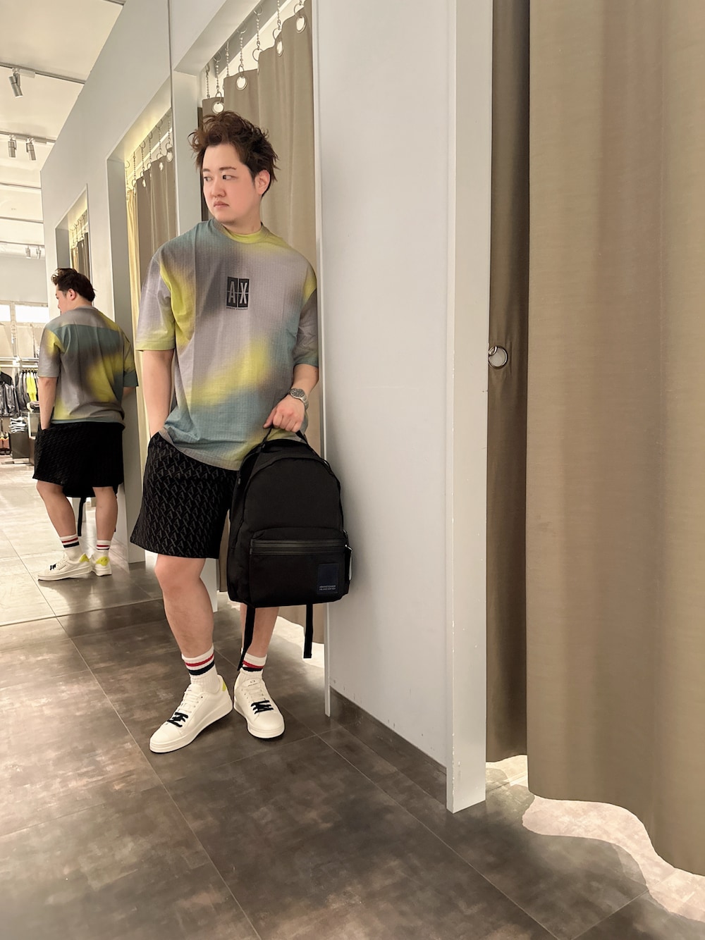 「AXchanger、AXchange、カジュアルコーデ、春ファッション、メンズコーデ、休日スタイル、ファッションを楽しもう、シンプルコーデ、春夏コーデ、カジュアル、バックパック、お出かけコーデ、いいね、save、フォローお願いします🤑、オーバーサイズ、スニーカー」｜「ARMANI EXCHANGEの【A|X アルマーニ エクスチェンジ】＜オンライン限定＞アブストラクトプリント　半袖クルーネックトップス（Tシャツ/カットソー、イエロー系）」を使った、E.YASUさん（メンズ・175cm）の春コーディネートの1枚目の写真