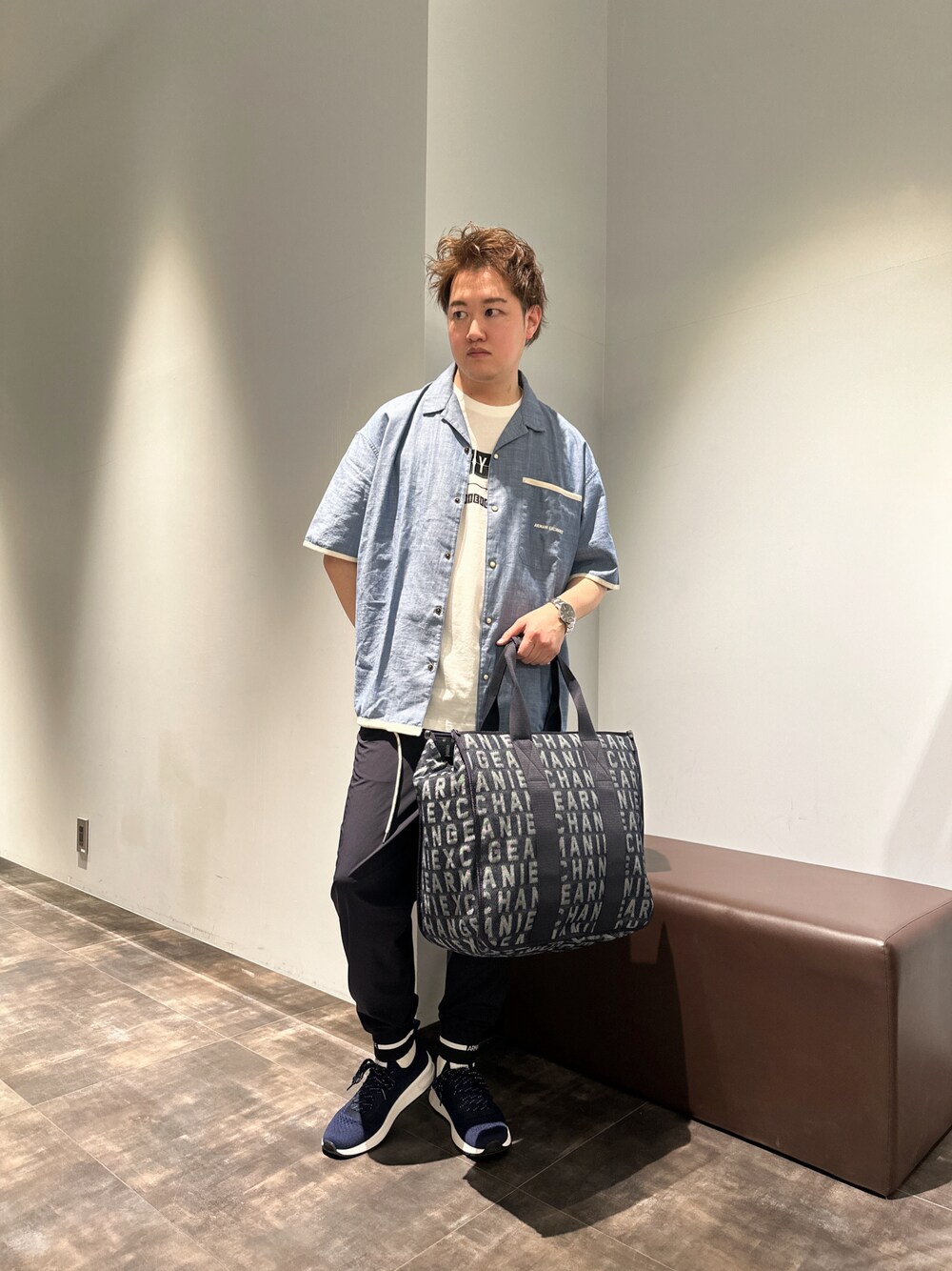 「AXchanger、AXchange、春服、おしゃれさんと繋がりたい、メンズコーデ、カジュアルコーデ、レイヤードスタイル、スニーカー、シャンブレーシャツ、オンライン限定、セットアップ、ファッションを楽しもう、春コーデ、スニーカーコーデ、いいね、save、フォローお願いします🤑」｜「ARMANI EXCHANGEの【A|X アルマーニ エクスチェンジ】コットンシャンブレー 半袖シャツ/REGULAR（シャツ/ブラウス、ブルー系）」を使った、E.YASUさん（メンズ・175cm）の冬コーディネートの1枚目の写真