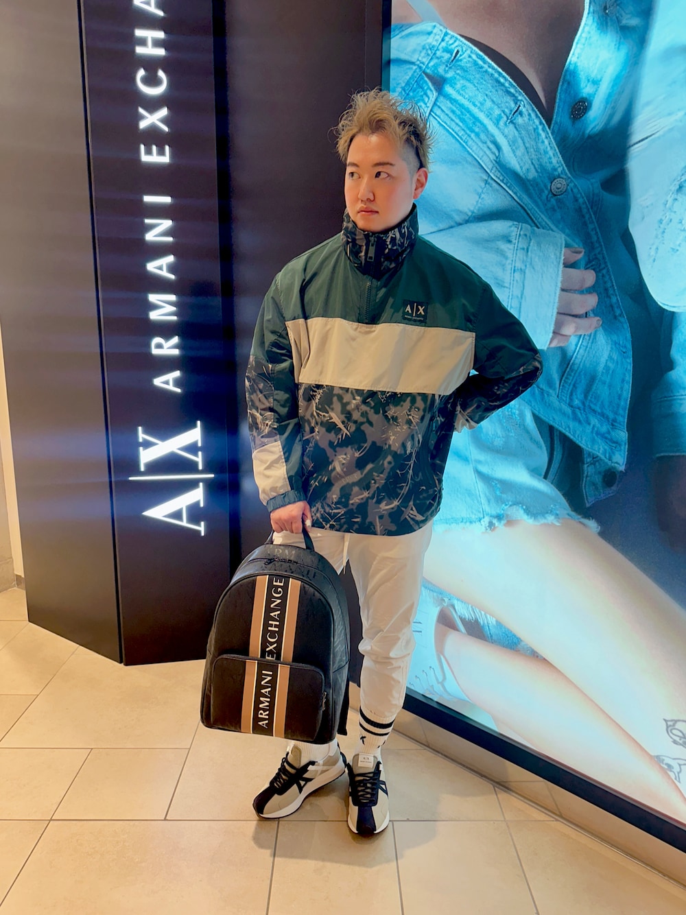 「armaniexchange、AXchanger、アルマーニエクスチェンジ、春コーデ、きれいめカジュアル、お洒落さんとつながりたい、休日コーデ、いいね、save、フォローお願いします🤑、ホワイト、スニーカーコーデ、グリーン、ソックス、グリーンコーデ、金髪、AXchange」｜「ARMANI EXCHANGEの【A|X アルマーニ エクスチェンジ】ハーフジップアップナイロンパーカー（ナイロンジャケット、グリーン系）」を使った、E.YASUさん（メンズ・175cm）の冬コーディネートの1枚目の写真