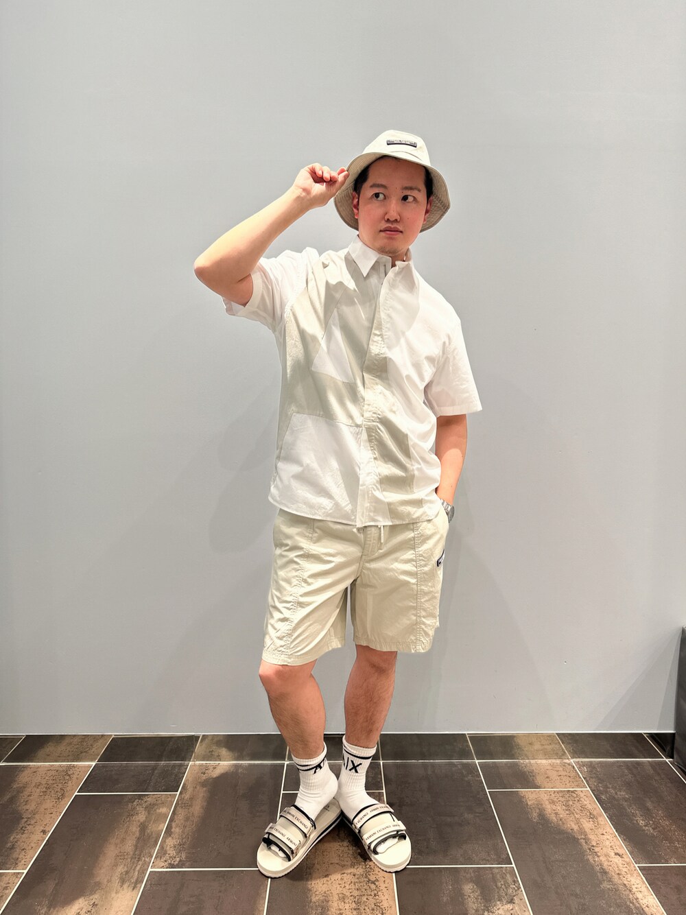 「AXchanger、AXchange、シンプル、おしゃれさんと繋がりたい、春コーデ、休日スタイル、オトナカジュアル、カジュアル、大人コーデ、いいね、save、フォローお願いします🤑、今日のコーデ、シンプルコーデ、ootd、韓国ファッション、パンツスタイル」｜「ARMANI EXCHANGEの【A|X アルマーニ エクスチェンジ】ロゴ　バケットハット（ハット、ブルー系）」を使った、E.YASUさん（メンズ・175cm）の春コーディネートの1枚目の写真