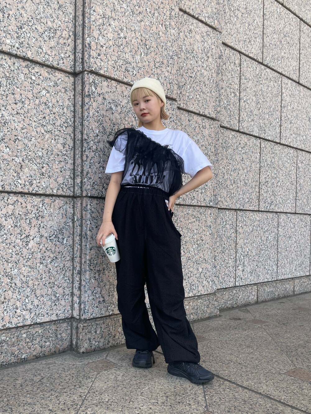 ブラック系のカーゴパンツ、ブラック系のその他トップス、ホワイト系のTシャツ/カットソーを着用したレディースの夏コーディネートの1枚目の写真