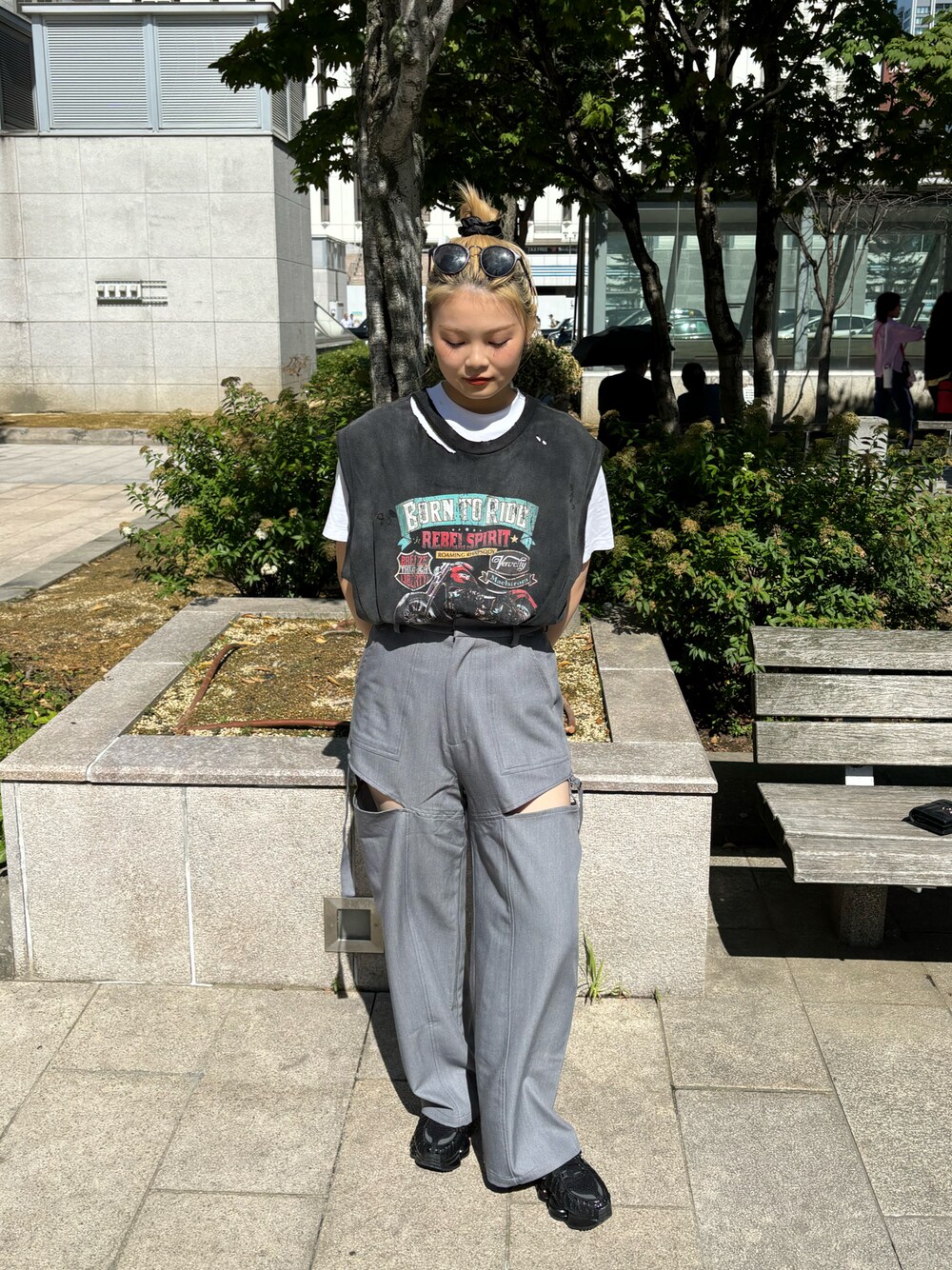 グレー系のスラックス、ブラック系のタンクトップを着用したレディースの夏コーディネートの1枚目の写真