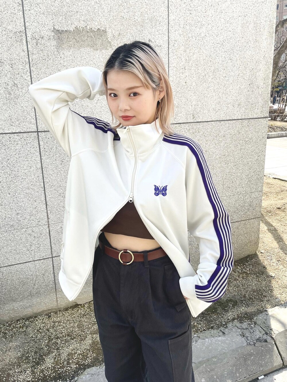 「春コーデ、きれいめカジュアル、お洒落さんとつながりたい、低身長コーデ、デニムパンツ、ootd、ホワイトコーデ、春夏コーデ、メンズライク、NEEDLES、ハイトーンカラー、チャオパニック、ciaopanic、ジャージ、154cmコーデ」｜「CIAOPANICの【NEEDLES】Track Jacket - Poly Smooth A（ジャケット/アウター、ホワイト系）」を使った、shio2425さん（レディース・154cm）の春コーディネートの1枚目の写真
