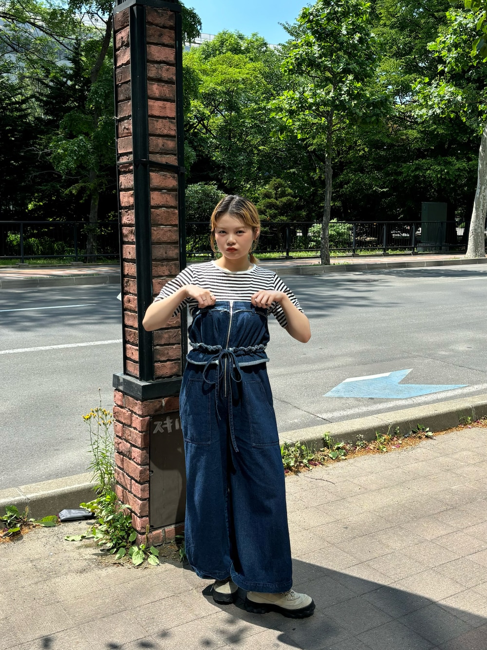 ブラック系のTシャツ/カットソー、ブルー系のサロペット/オーバーオールを着用したレディースの夏コーディネートの1枚目の写真