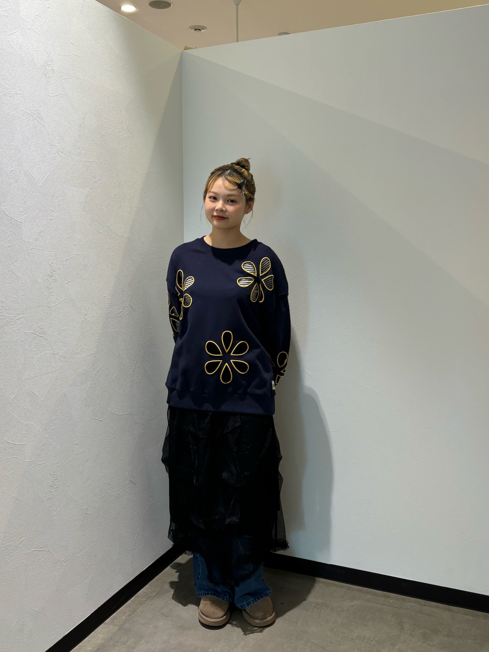 ブルー系のTシャツ/カットソー、ブラック系のスカート、ブルー系のデニムパンツを着用したレディースの秋コーディネートの1枚目の写真