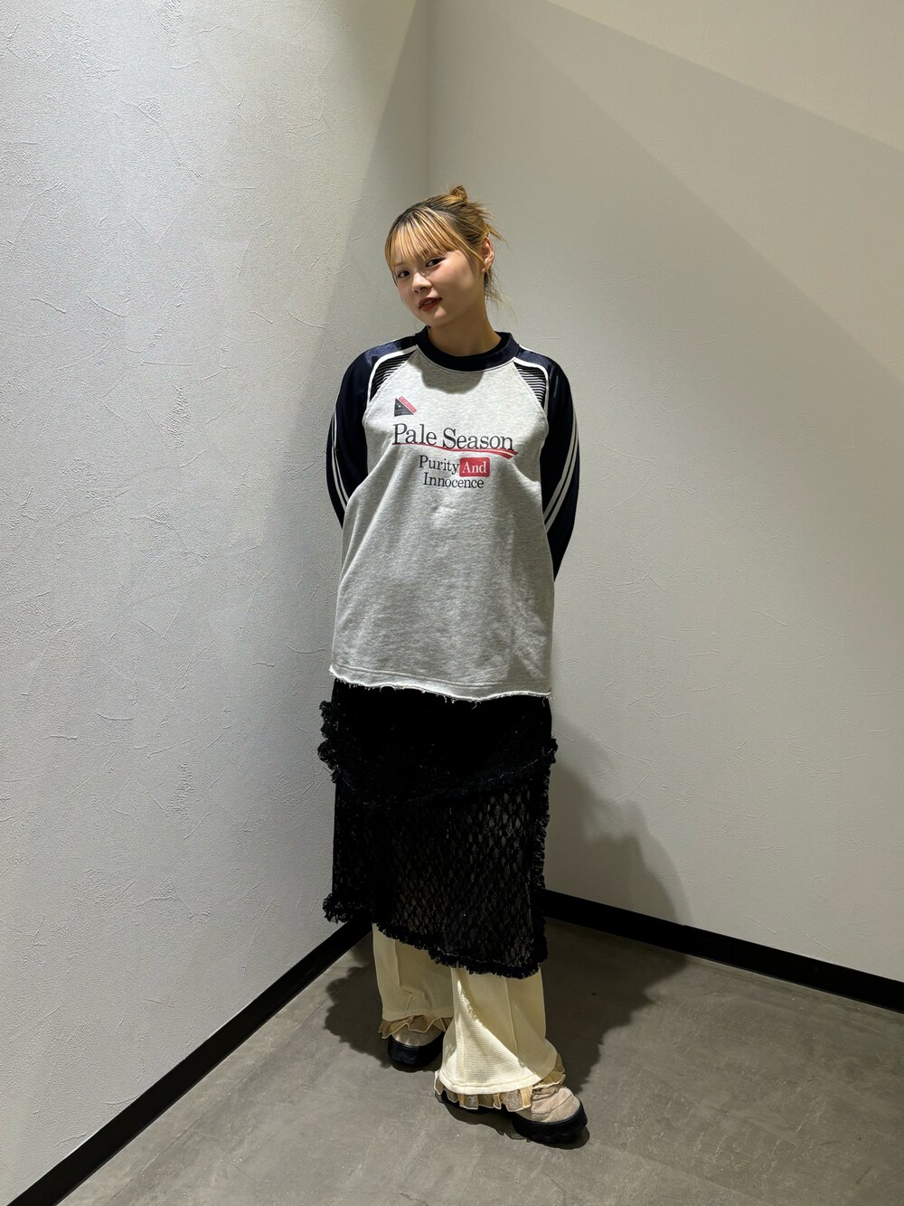 ブルー系のTシャツ/カットソー、ブラック系のスカート、ホワイト系のその他パンツを着用したレディースの秋コーディネートの1枚目の写真