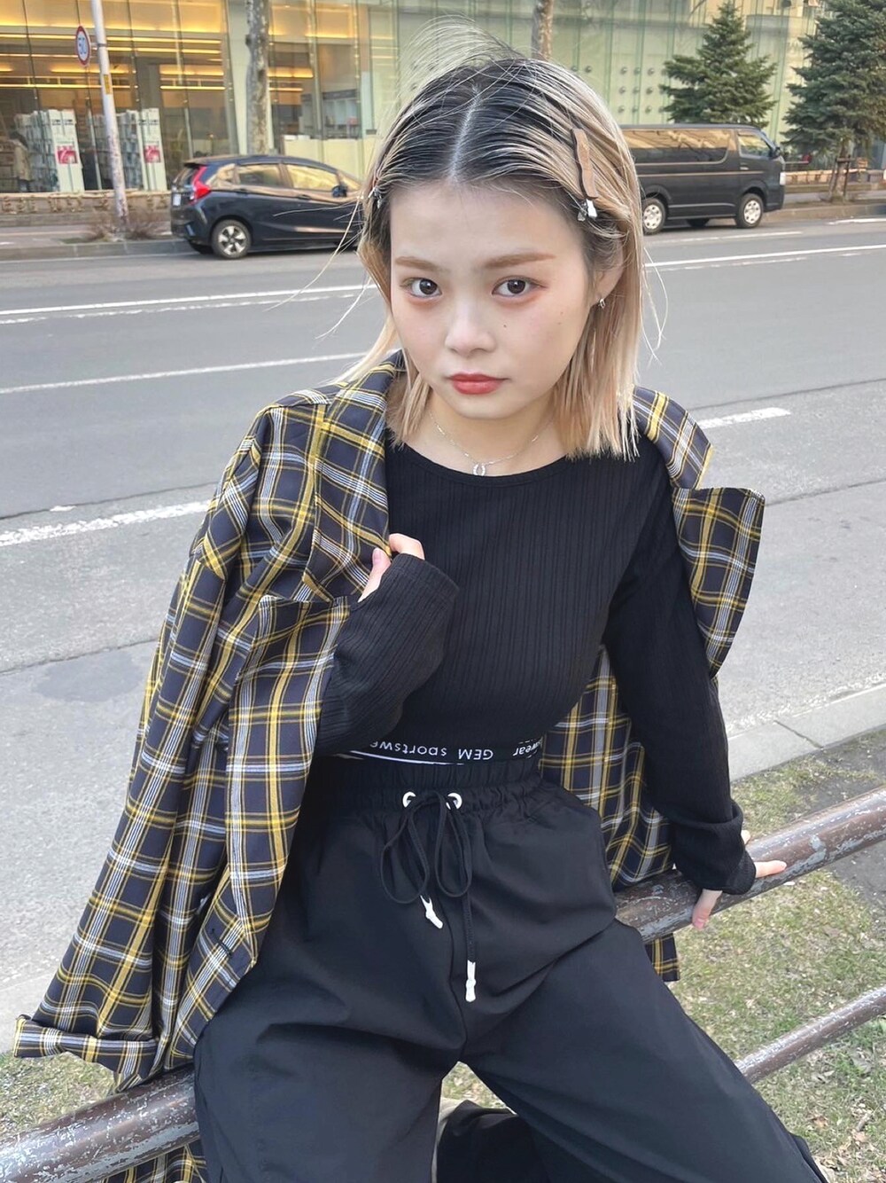 ブラック系のテーラードジャケット、ブラック系のTシャツ/カットソーを着用したレディースの春コーディネートの1枚目の写真