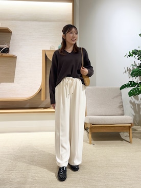 「Jena espace merveilleux(ジェナ エスパスメルヴェイユ)の〈9/18インスタライブご紹介アイテム〉【デコルテ美人】ジャガードVネックニット 秋服(ニット/セーター、グレー系)」を使った、ひなのさん(レディース・156cm)の秋コーディネート
