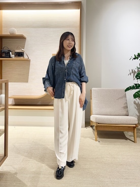 「Jena espace merveilleux(ジェナ エスパスメルヴェイユ)のテンセルバックシャーリングデニムシャツ(シャツ/ブラウス、ブルー系)」を使った、ひなのさん(レディース・156cm)の秋コーディネート