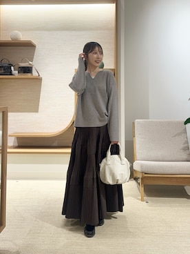 「Jena espace merveilleux(ジェナ エスパスメルヴェイユ)の〈9/18インスタライブご紹介アイテム〉【デコルテ美人】ジャガードVネックニット 秋服(ニット/セーター、グレー系)」を使った、ひなのさん(レディース・156cm)の秋コーディネート