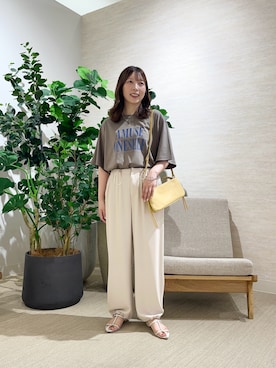 「Jena espace merveilleux（ジェナ　エスパスメルヴェイユ）の〈7/17インスタライブご紹介アイテム〉【接触冷感】ロゴスムースTシャツ（Tシャツ/カットソー、ブラウン系）」を使った、ひなのさん（レディース・156cm）の夏コーディネート