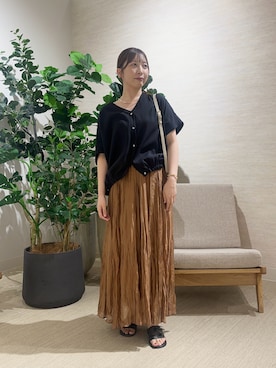 「Jena espace merveilleux（ジェナ　エスパスメルヴェイユ）の〈7/9インスタライブご紹介アイテム〉裾ドロストVネックシャツ（シャツ/ブラウス、ブラック系）」を使った、ひなのさん（レディース・156cm）の夏コーディネート