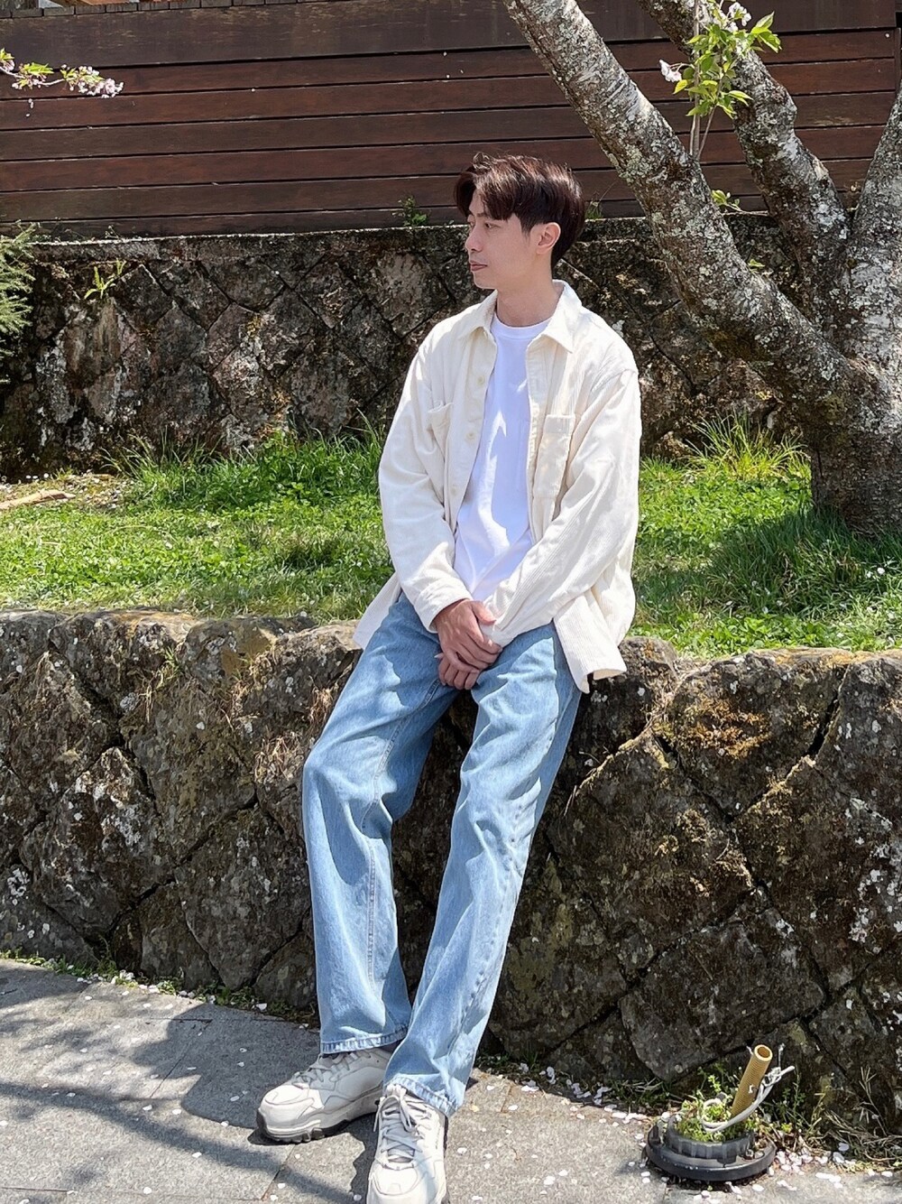 「ootd、ootdtw、Taiwan、Taichung、秋冬コーデ、今日のコーデ、韓国ファッション、韓国ブランド、簡単コーデ、台湾」｜「UNIQLOのオーバーサイズクルーネックT（半袖）（Tシャツ/カットソー、ホワイト系）」を使った、Dengさん（メンズ・175cm）の冬コーディネートの1枚目の写真