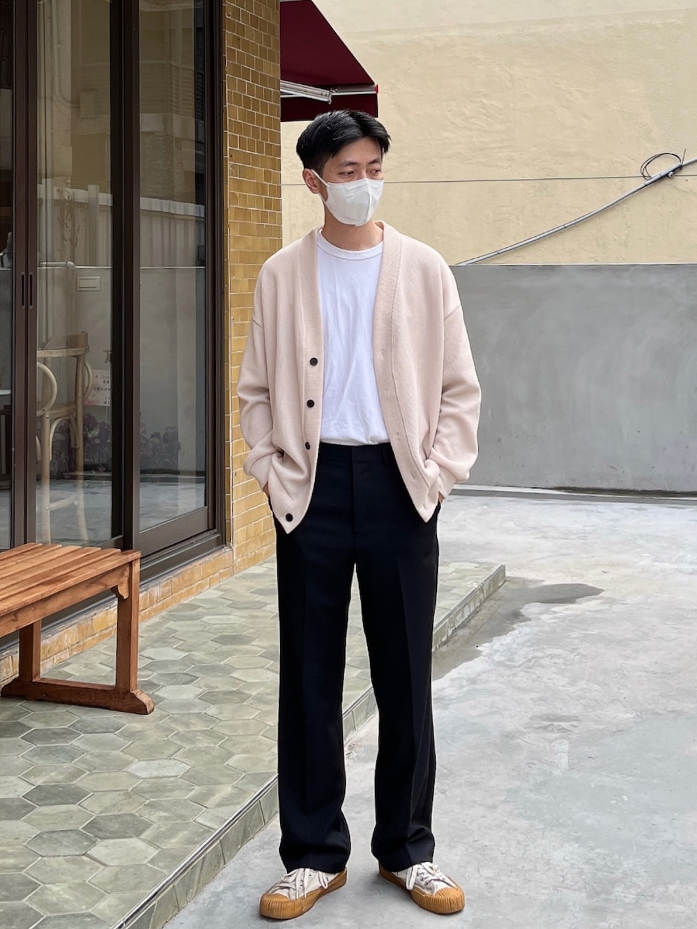 「ootdtw、outfit、cleanfit、韓系、簡約、台灣、台中、韓国ファッション、韓国ブランド、秋冬コーデ」｜「GUのアイテム（Tシャツ/カットソー、ホワイト系）」を使った、Dengさん（メンズ・175cm）の冬コーディネートの1枚目の写真