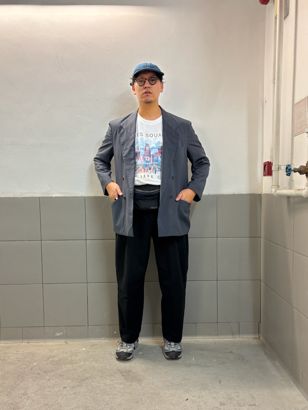 ホワイト系のTシャツ/カットソー、ブラック系のチノパンツ、ブラック系のボディバッグ/ウエストポーチを着用したメンズの秋コーディネートの1枚目の写真