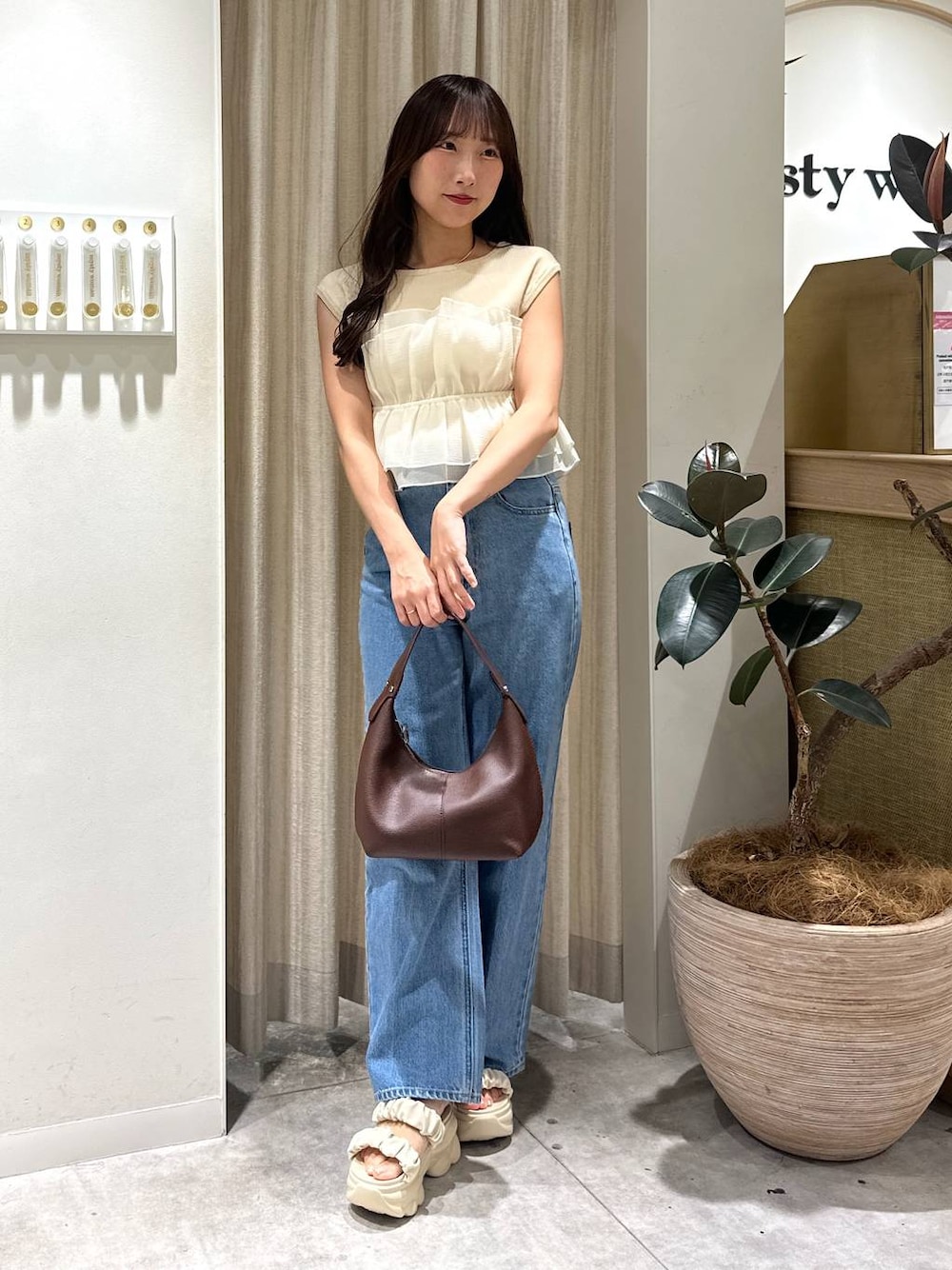 「フェミニン、着痩せ・細見え、きれいめ」｜「mysty womanのセットアップ着用可・KUROKIデニムパンツ 253681（デニムパンツ、ブルー系）」を使った、rinoさん（レディース・156cm）の夏コーディネートの1枚目の写真