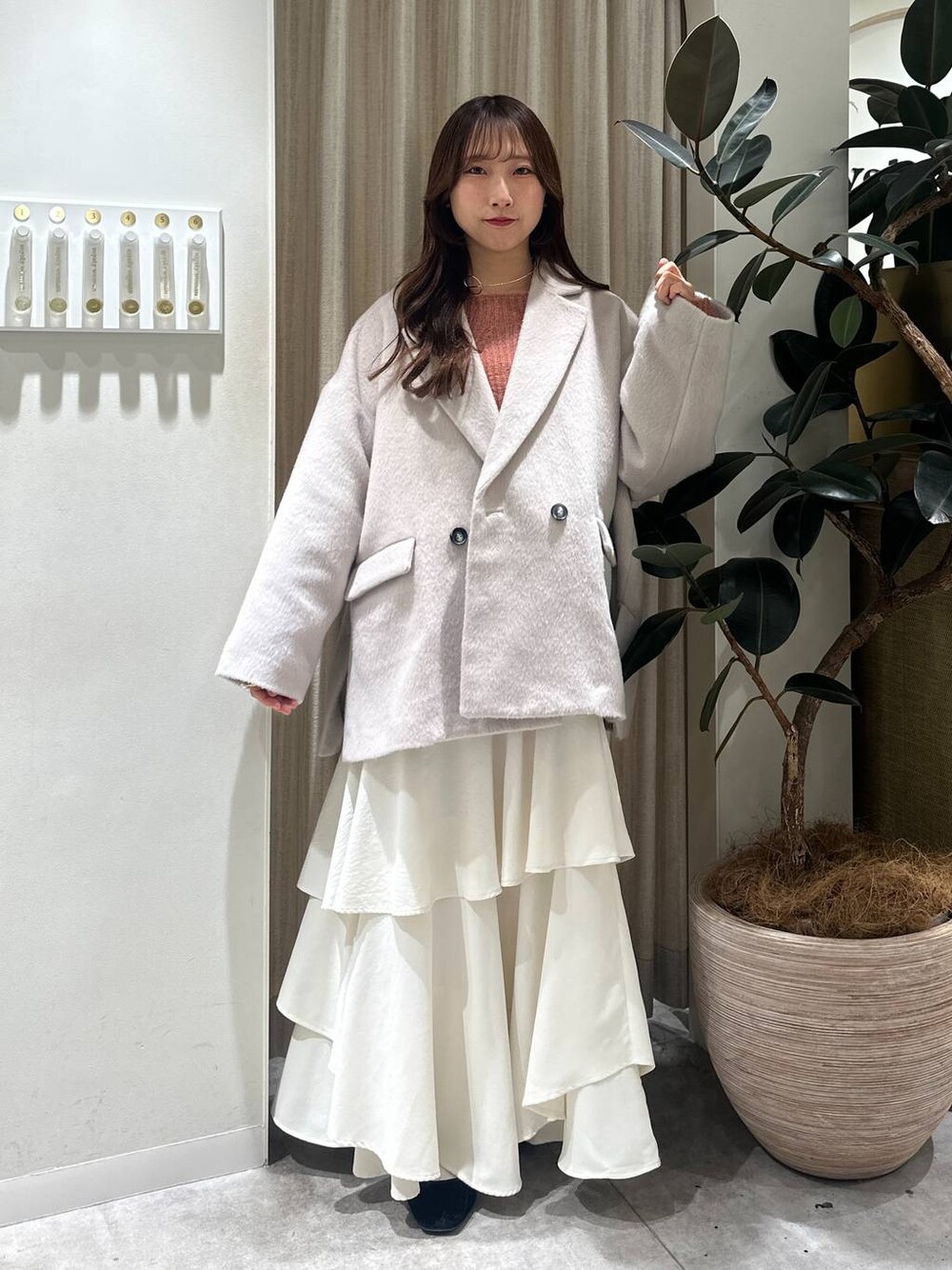 「フェミニン、着痩せ・細見え、きれいめ、mysty woman、骨格ウェーブ、スカート、ロングスカート、ニット、冬コーデ、冬アウター、新作、モテ、テーマパーク」｜「mysty womanのアシメティアードスカート 149592（スカート、ホワイト系）」を使った、rinoさん（レディース・156cm）の冬コーディネートの1枚目の写真