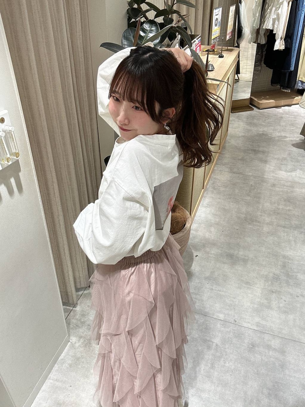 「フェミニン、着痩せ・細見え、きれいめ、チュールスカート、スカート、春コーデ、春色、Tシャツ、骨格ウェーブ、mysty woman」｜「mysty womanのラッフルチュールスカート  289335（スカート、ピンク系）」を使った、rinoさん（レディース・156cm）の春コーディネートの1枚目の写真