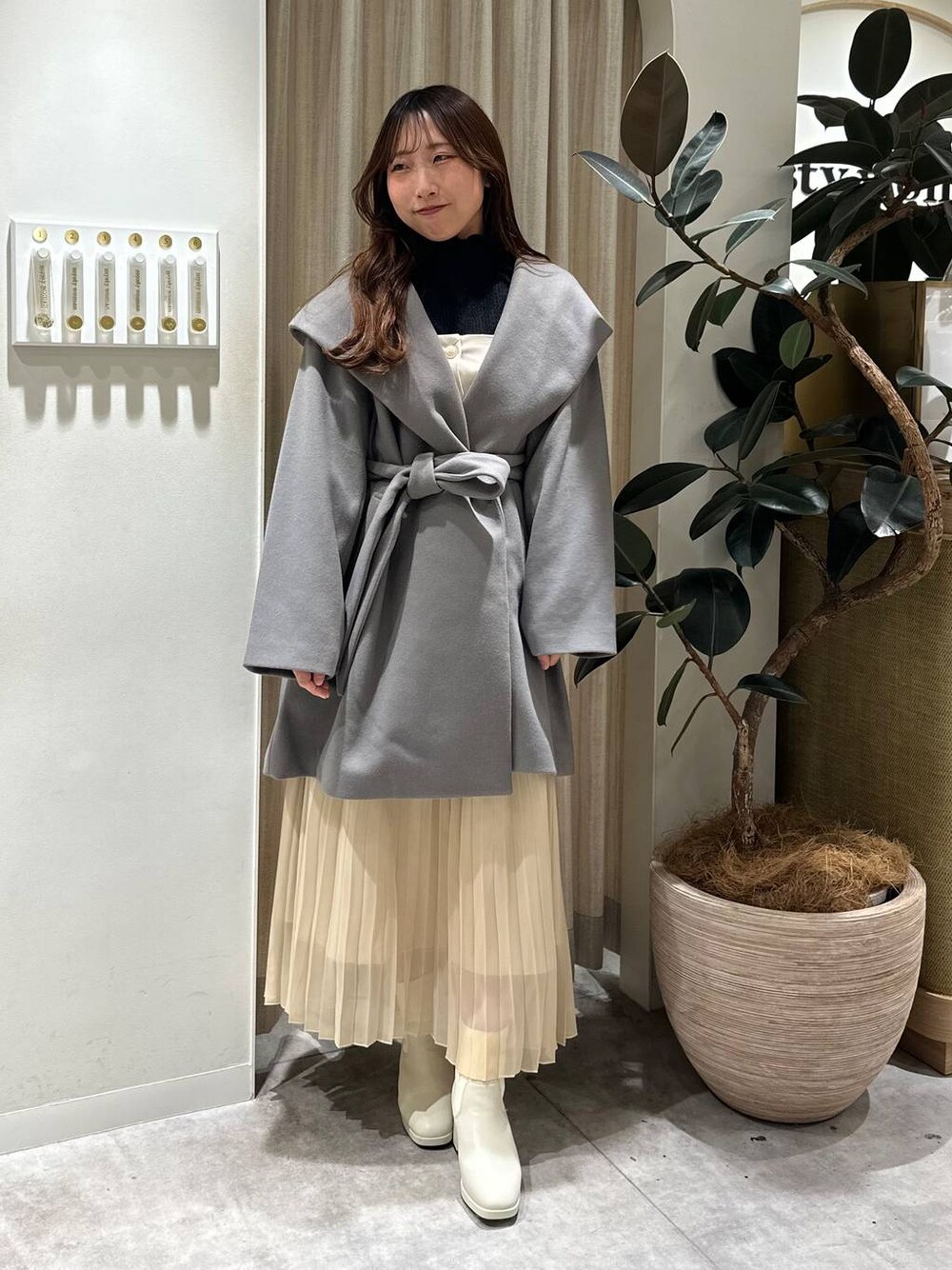 「冬アウター、フェミニン、着痩せ・細見え、きれいめ、mysty woman、骨格ウェーブ、スカート、冬コーデ」｜「mysty womanのBIGフードミドルコート  116304（ノーカラーコート、グレー系）」を使った、rinoさん（レディース・156cm）の冬コーディネートの1枚目の写真
