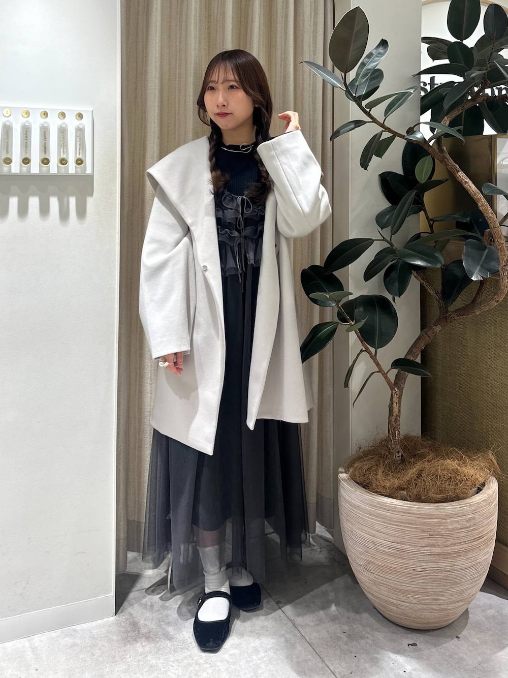「フェミニン、着痩せ・細見え、きれいめ、mysty woman、骨格ウェーブ、ワンピース、コート、冬コーデ、冬アウター、モテ」｜「mysty womanのBIGフードミドルコート  116304（ノーカラーコート、ホワイト系）」を使った、rinoさん（レディース・156cm）の冬コーディネートの1枚目の写真