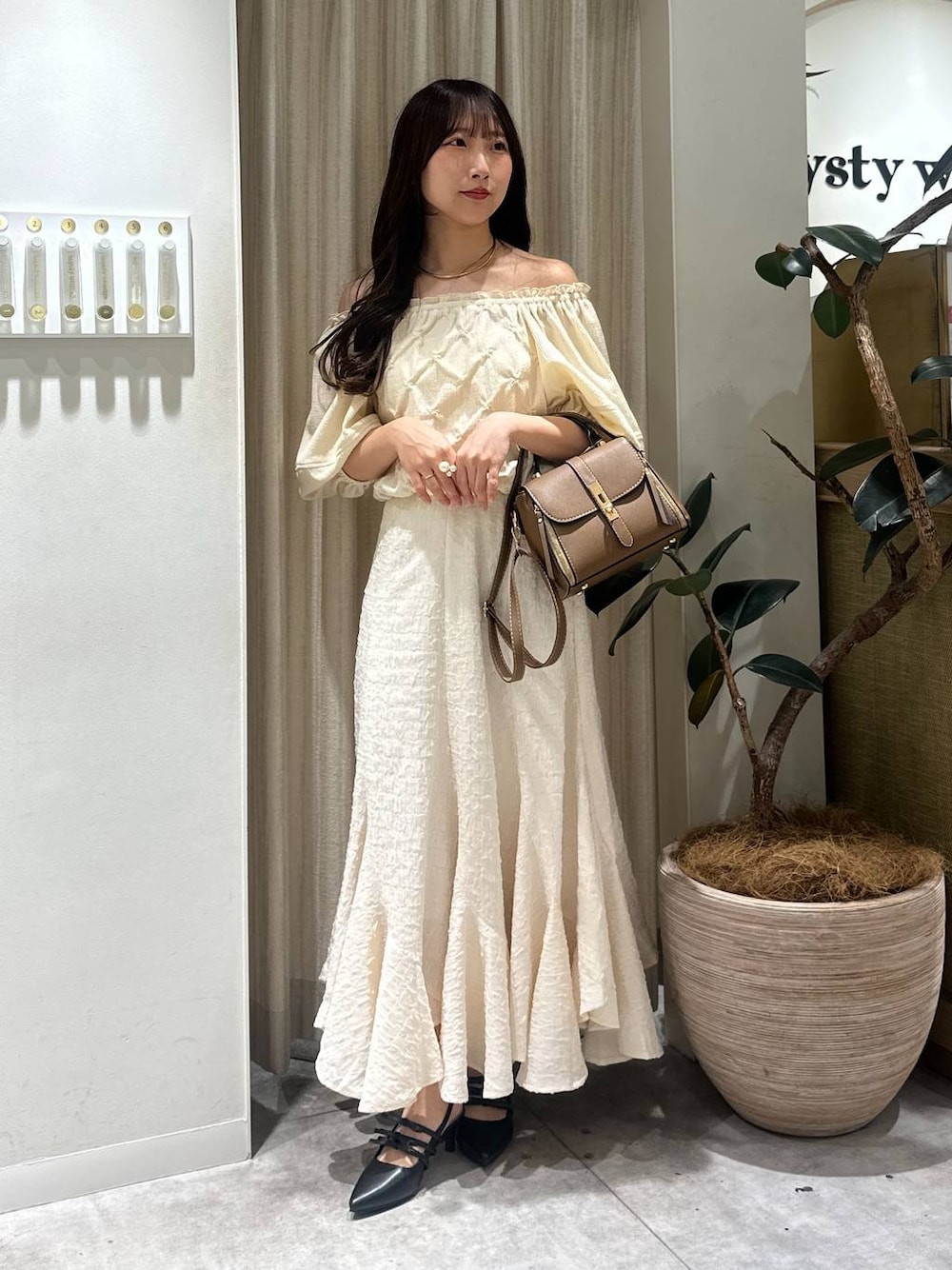「フェミニン、着痩せ・細見え、きれいめ、mysty woman、骨格ウェーブ、ロングスカート」｜「LOWRYS FARMのステンレスフープチョーカー 127295（チョーカー、ゴールド系）」を使った、rinoさん（レディース・156cm）の春コーディネートの1枚目の写真