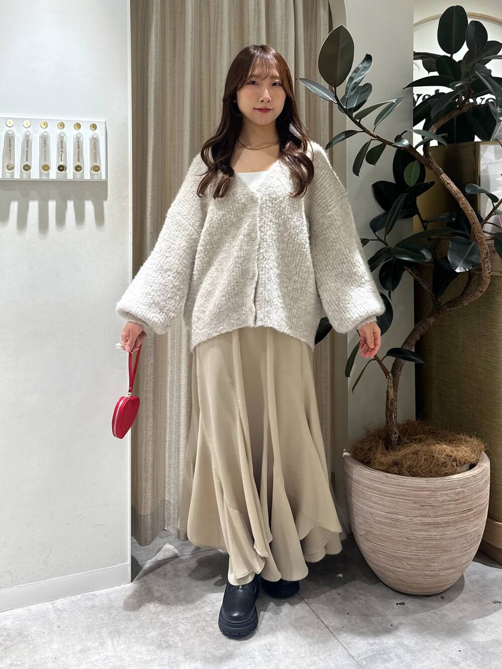 「フェミニン、着痩せ・細見え、きれいめ、ロングスカート、スカート、mysty woman、骨格ウェーブ、カーディガン、ニット」｜「mysty womanのフロントZIPアツゾコブーツ  144069（ブーツ、ブラック系）」を使った、rinoさん（レディース・156cm）の冬コーディネートの1枚目の写真
