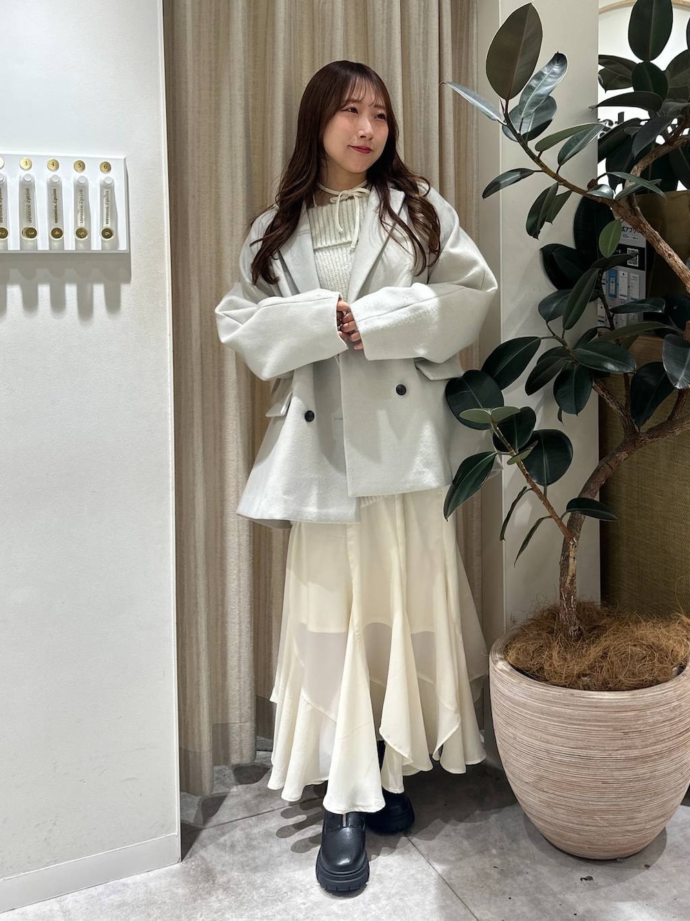 「フェミニン、着痩せ・細見え、きれいめ、コート、アウター、冬アウター、冬コーデ、ニット、新作、モテ、骨格ウェーブ、mysty woman」｜「mysty womanのミドルテーラージャコット  143347（その他アウター、ホワイト系）」を使った、rinoさん（レディース・156cm）の冬コーディネートの1枚目の写真