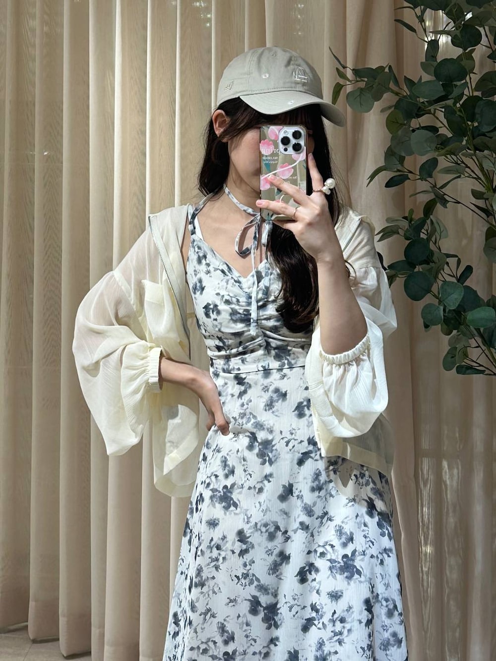 「フェミニン、着痩せ・細見え、きれいめ、ワンピース、夏コーデ、パーカー、骨格ウェーブ、mysty woman、モテ」｜「mysty womanの楊柳シアーパーカー　193459（パーカー、ホワイト系）」を使った、rinoさん（レディース・156cm）の春コーディネートの1枚目の写真