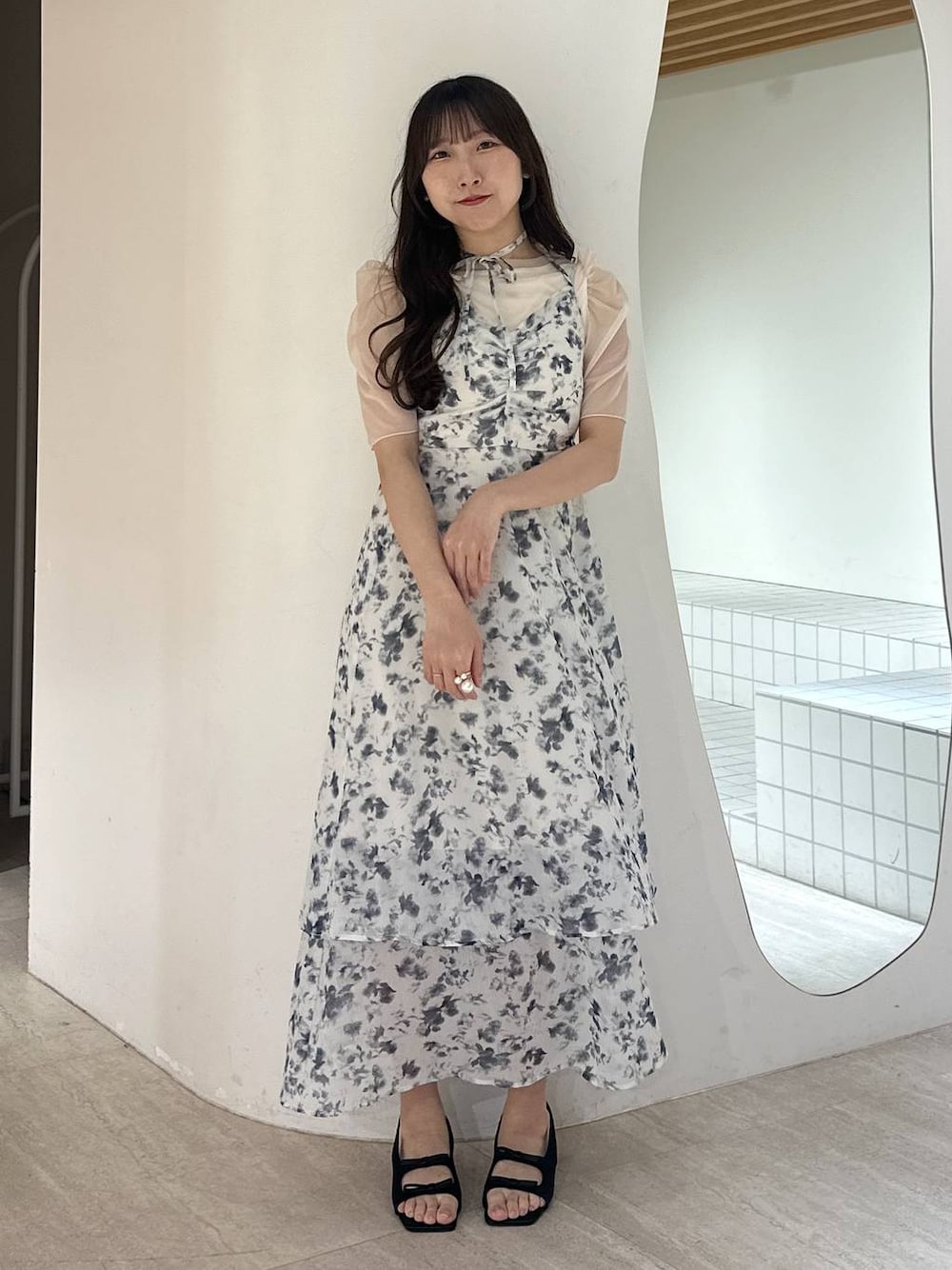 「春夏コーデ、新作、骨格ウェーブ、フェミニン、着痩せ・細見え、きれいめ、ワンピース、モテ」｜「mysty womanのダブルリボンサテンミュール  323424（サンダル、ブラック系）」を使った、rinoさん（レディース・156cm）の春コーディネートの1枚目の写真