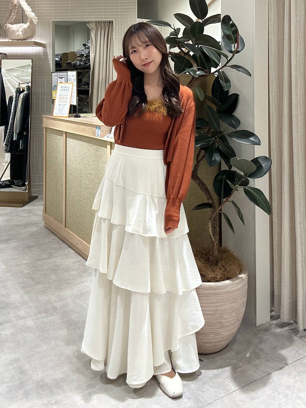 「フェミニン、着痩せ・細見え、きれいめ、スカート、ロングスカート、秋服準備はじめました、秋コーデ、秋冬新作、mysty woman、骨格ウェーブ、スタッフヘア」｜「mysty womanのアシメティアードスカート 149592（スカート、ホワイト系）」を使った、rinoさん（レディース・156cm）の秋コーディネートの1枚目の写真
